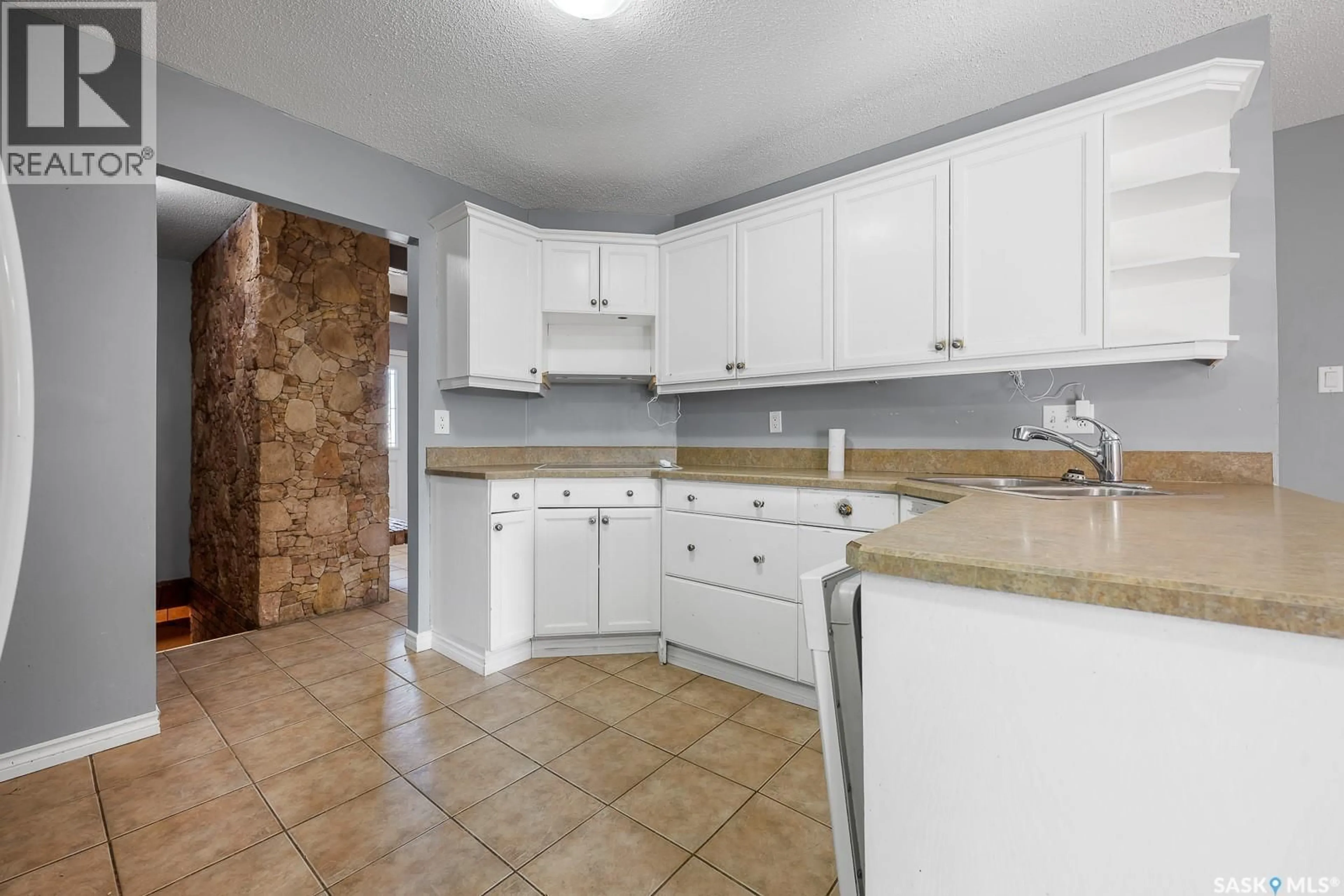 Standard kitchen, ceramic/tile floor for 55 ROTHWELL CRESCENT, Regina Saskatchewan S4N1R5