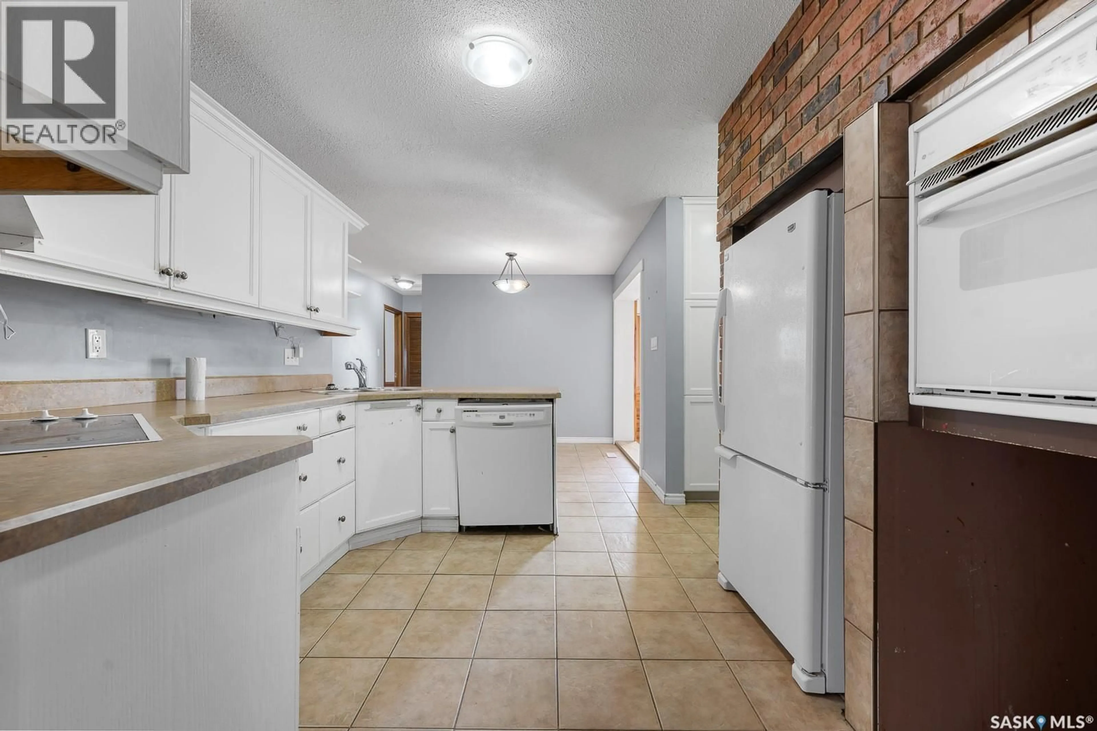 Standard kitchen, ceramic/tile floor for 55 ROTHWELL CRESCENT, Regina Saskatchewan S4N1R5