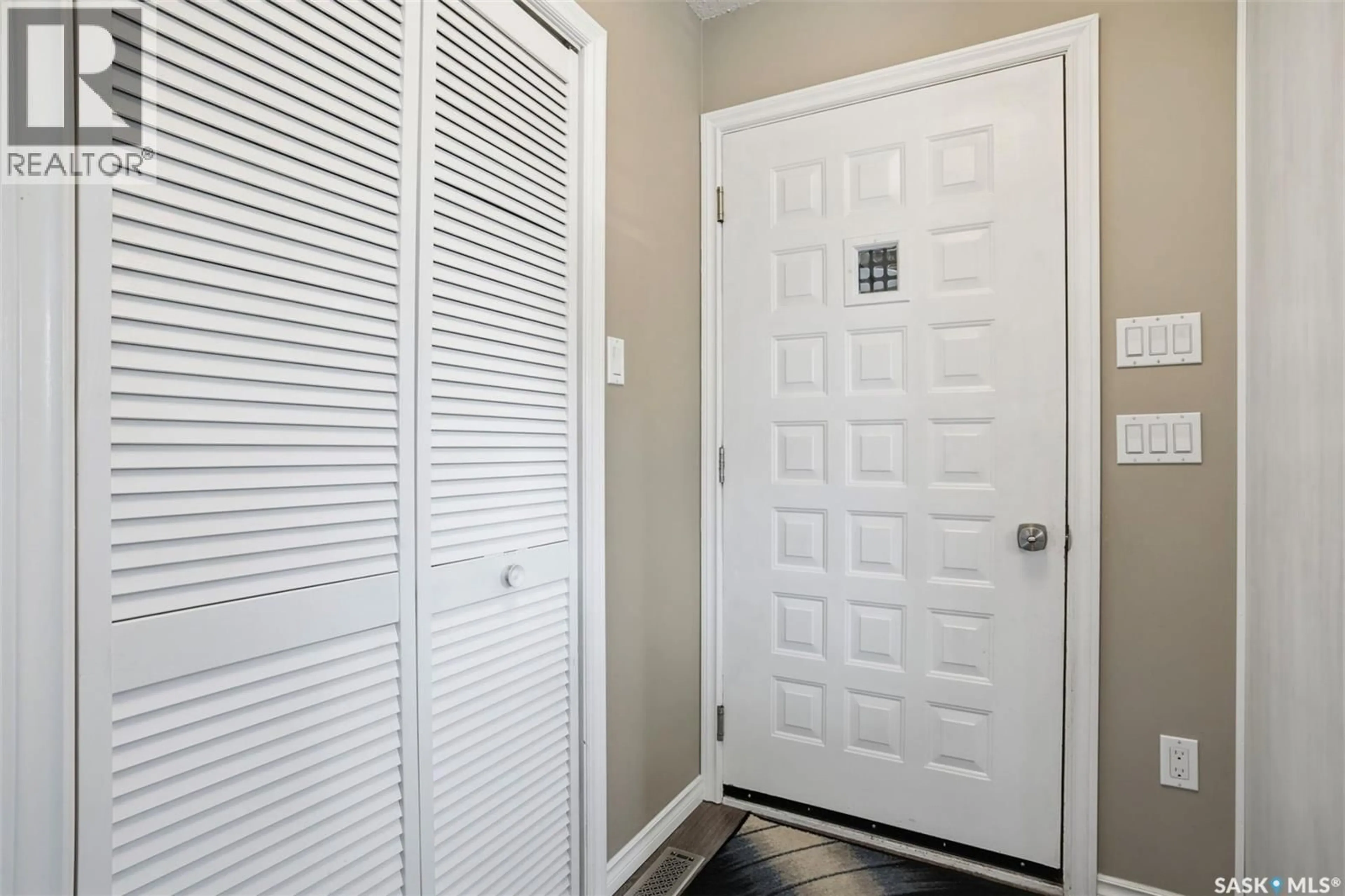 Indoor entryway for 347 DELARONDE ROAD, Saskatoon Saskatchewan S7J3Y5