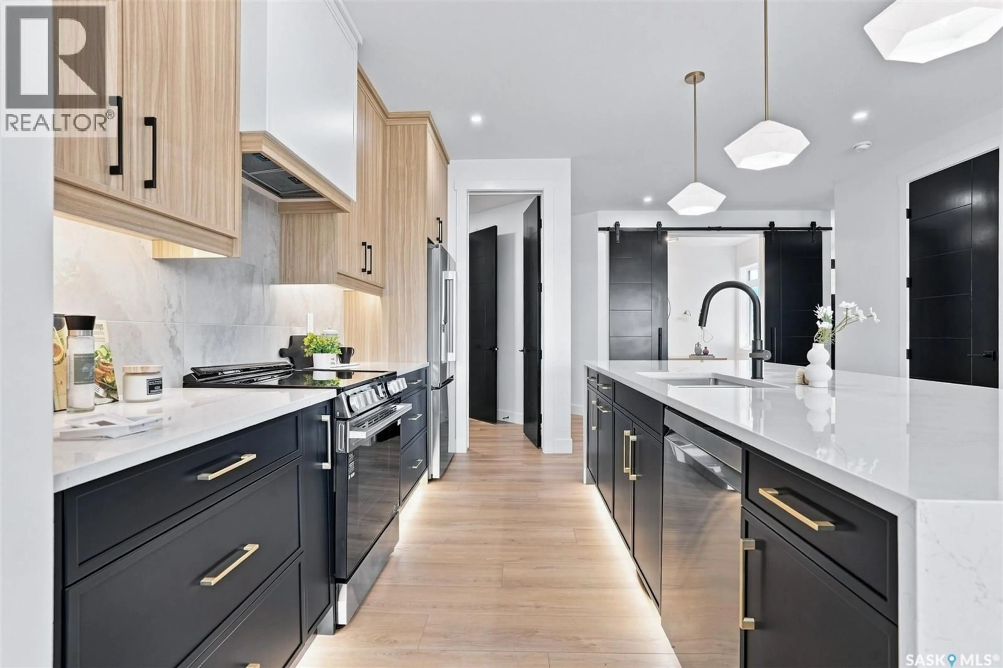 Contemporary kitchen, unknown for 106 COCKCROFT MANOR, Saskatoon Saskatchewan S7V1Y5