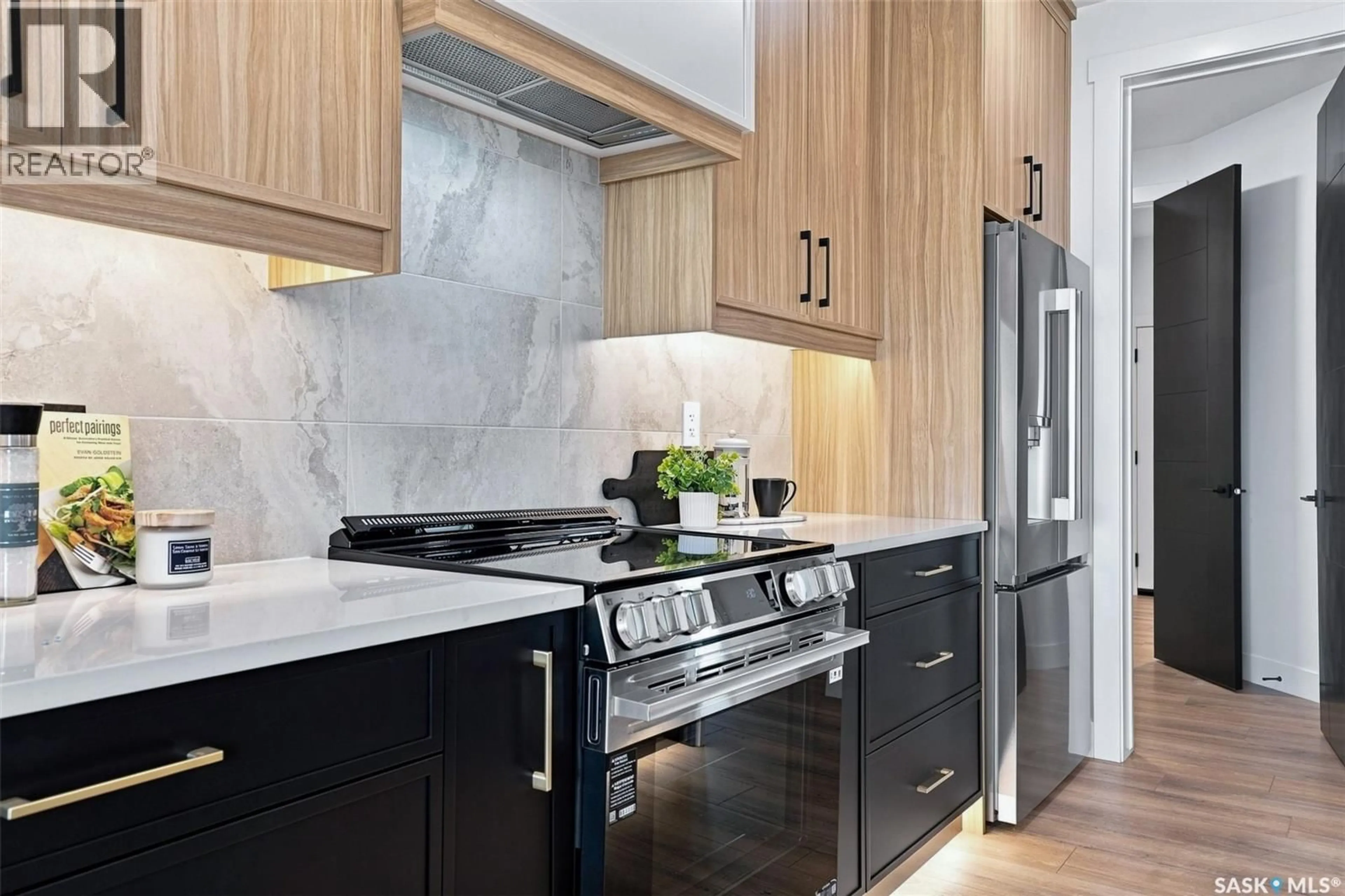 Contemporary kitchen, unknown for 106 COCKCROFT MANOR, Saskatoon Saskatchewan S7V1Y5