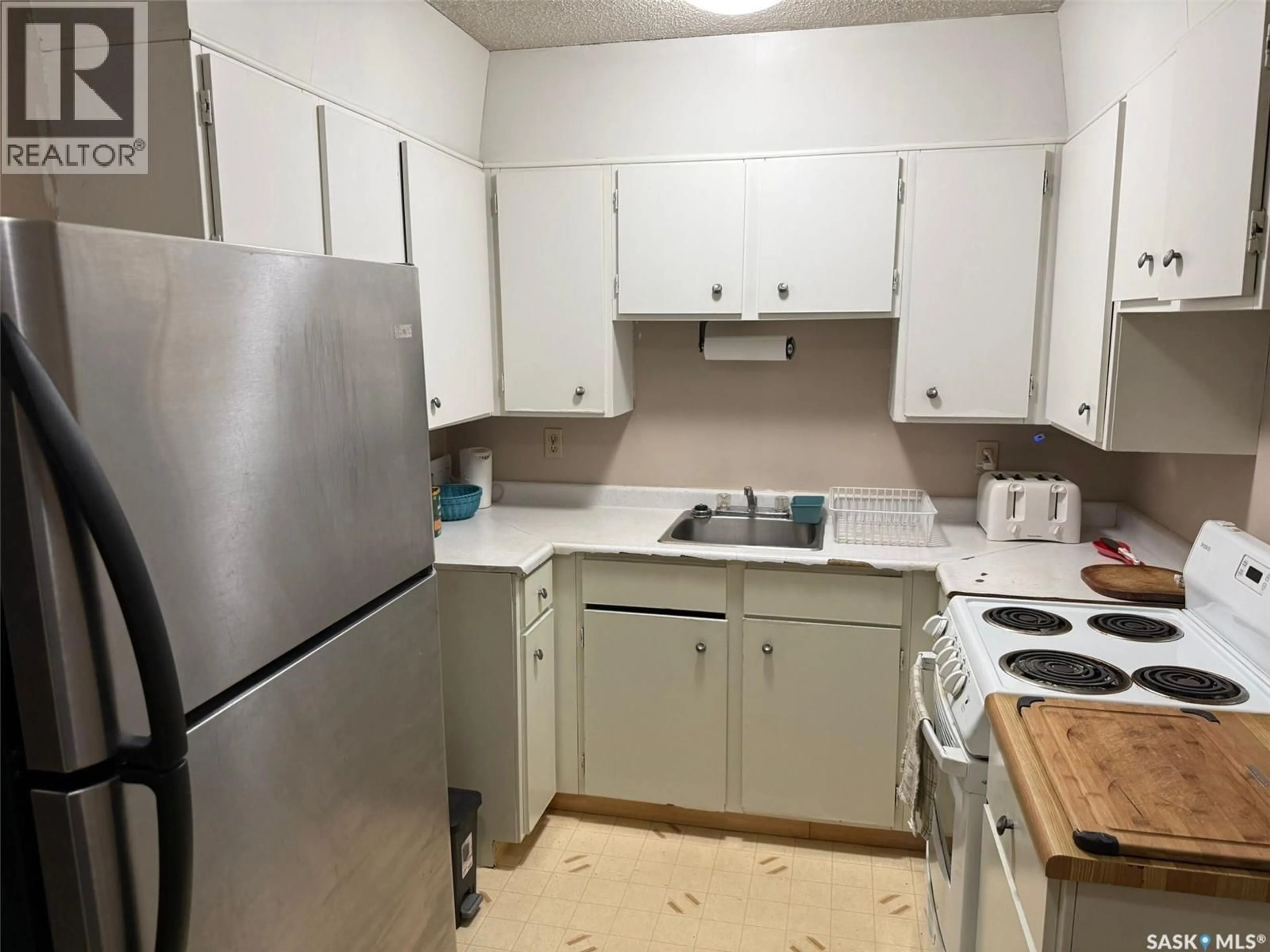 Standard kitchen, unknown for 209 15 BARR STREET, Regina Saskatchewan S4R8B4