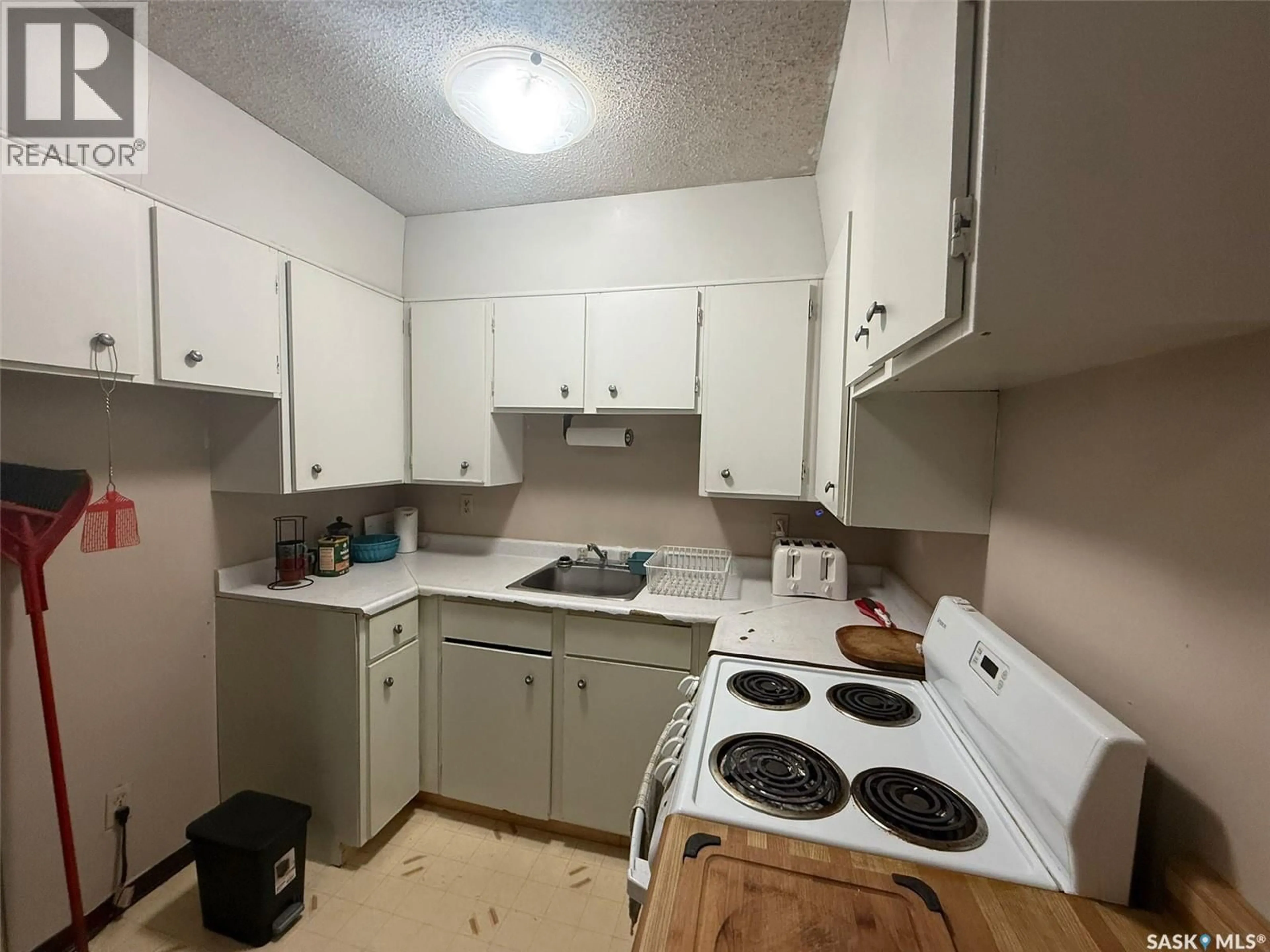 Standard kitchen, unknown for 209 15 BARR STREET, Regina Saskatchewan S4R8B4