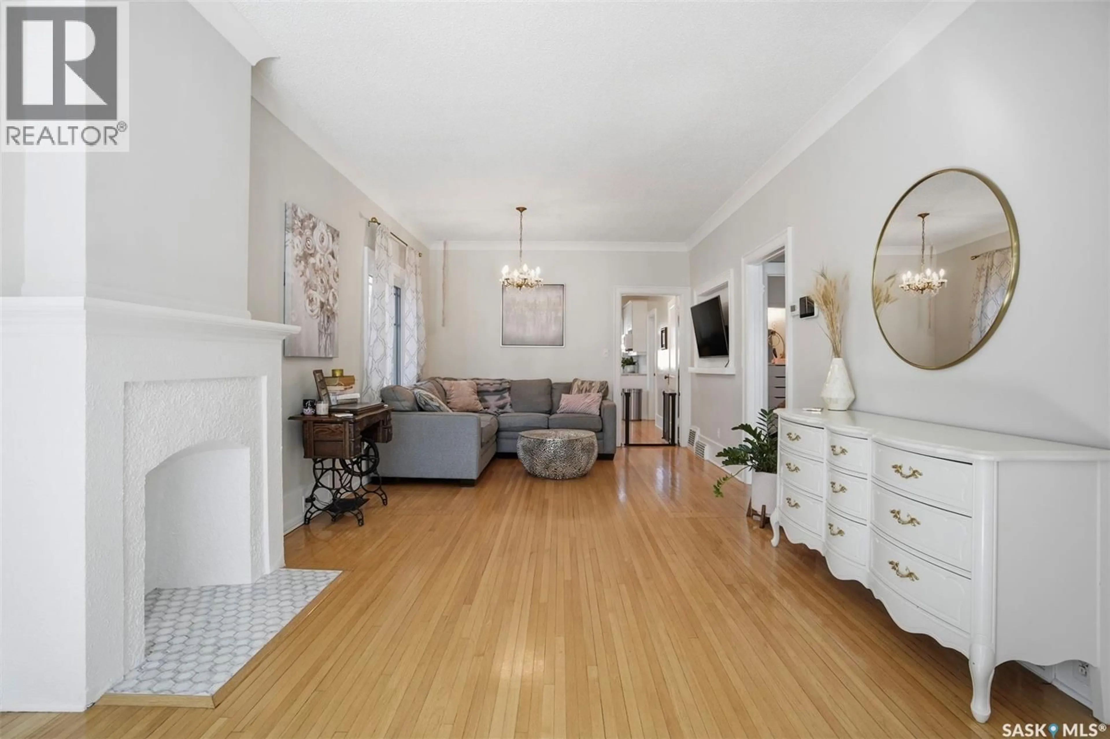 Living room with furniture, unknown for 903 6TH AVENUE, Saskatoon Saskatchewan S7K2T3