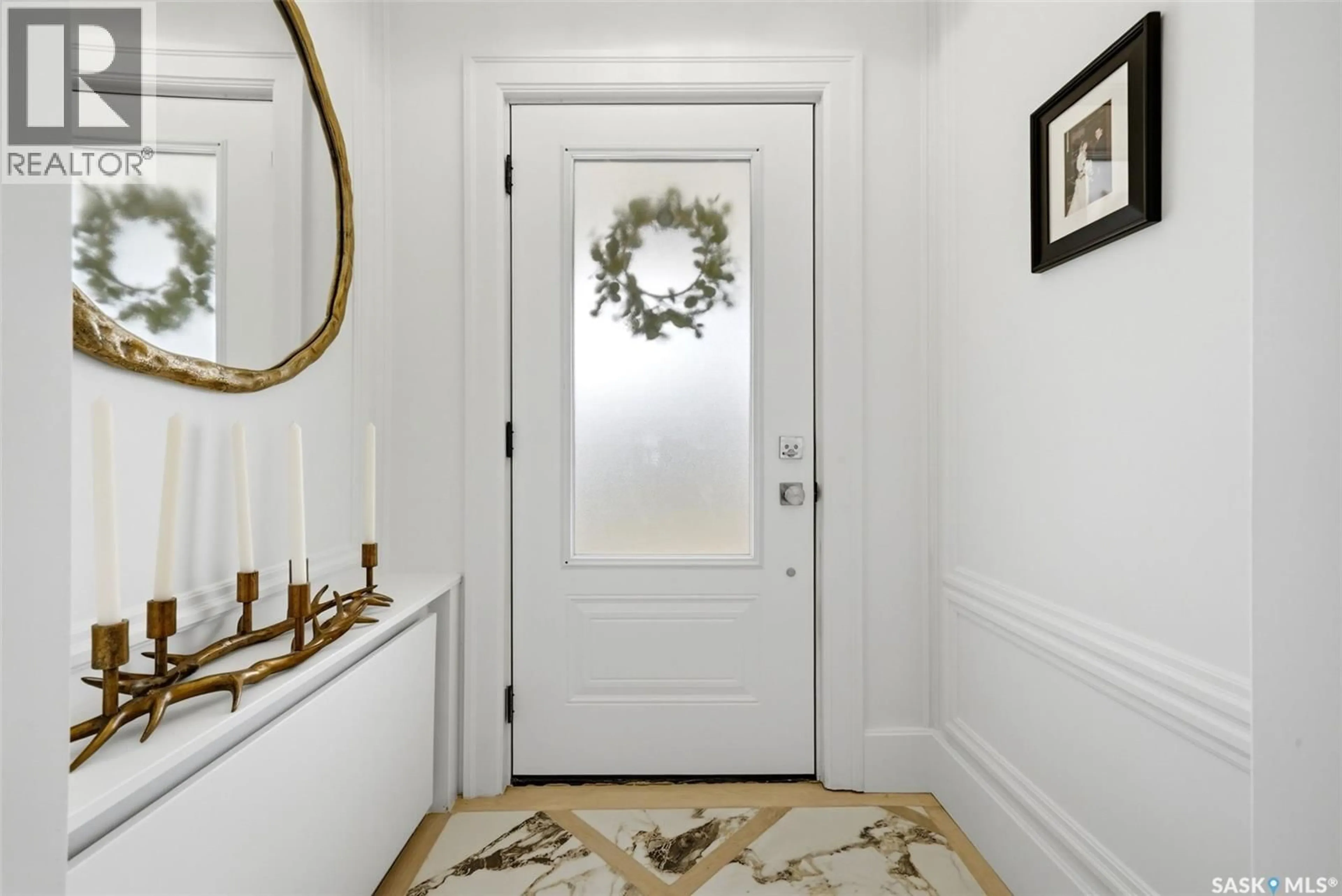 Indoor entryway for 3200 ALBERT STREET, Regina Saskatchewan S4S3N9