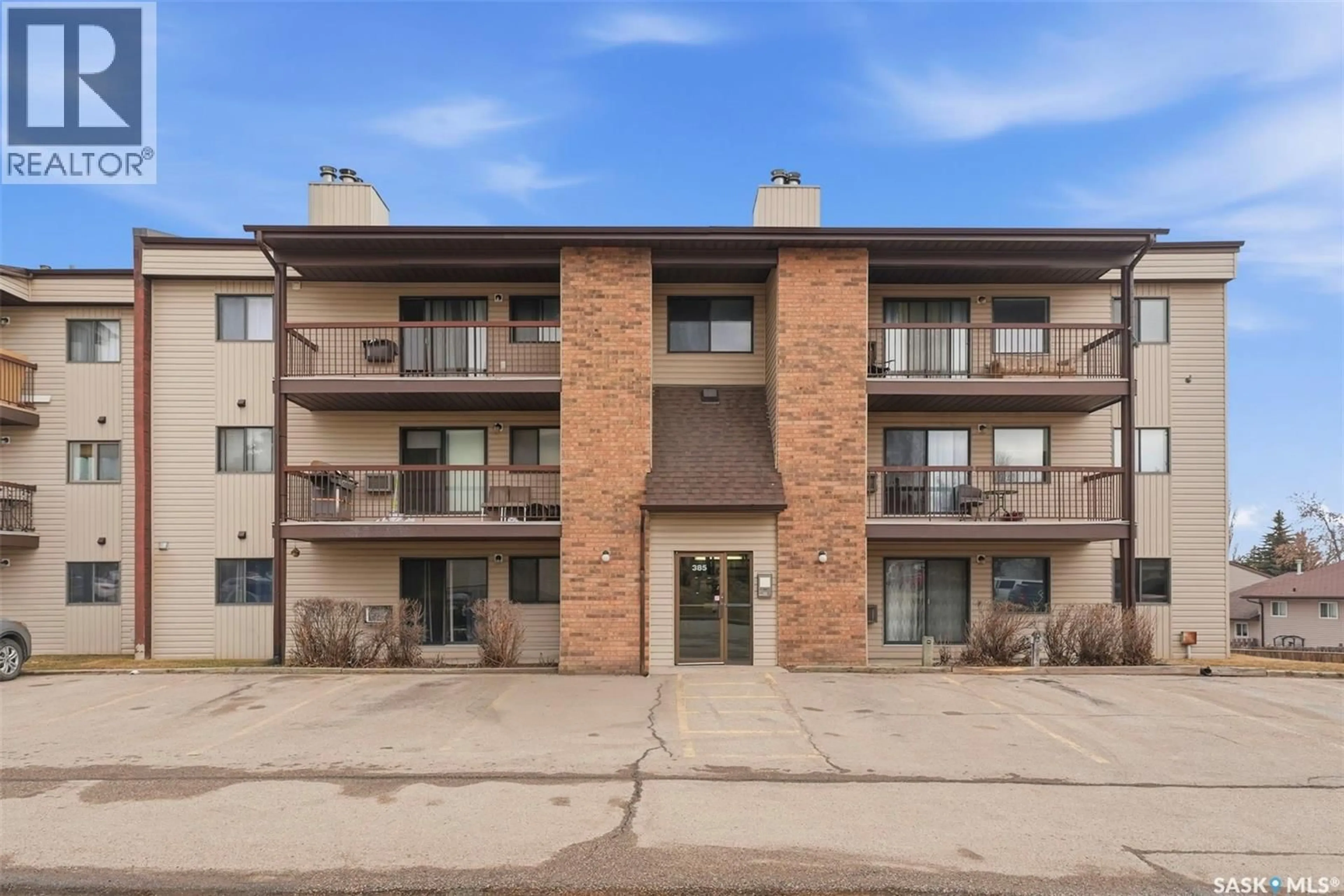 Patio, building for 102 - 385 KINGSMERE BOULEVARD, Saskatoon Saskatchewan S7J4J6