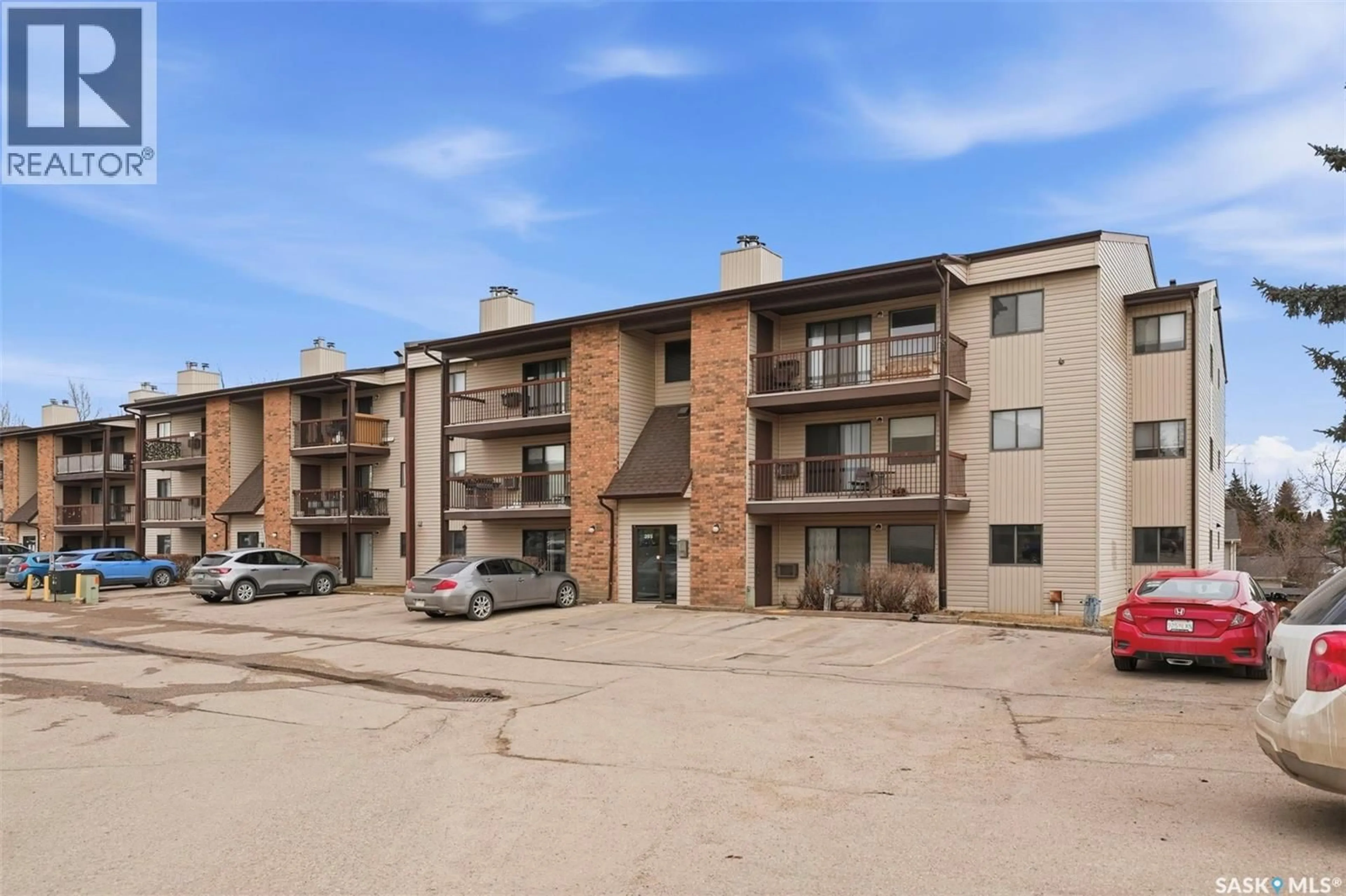 Patio, building for 102 - 385 KINGSMERE BOULEVARD, Saskatoon Saskatchewan S7J4J6