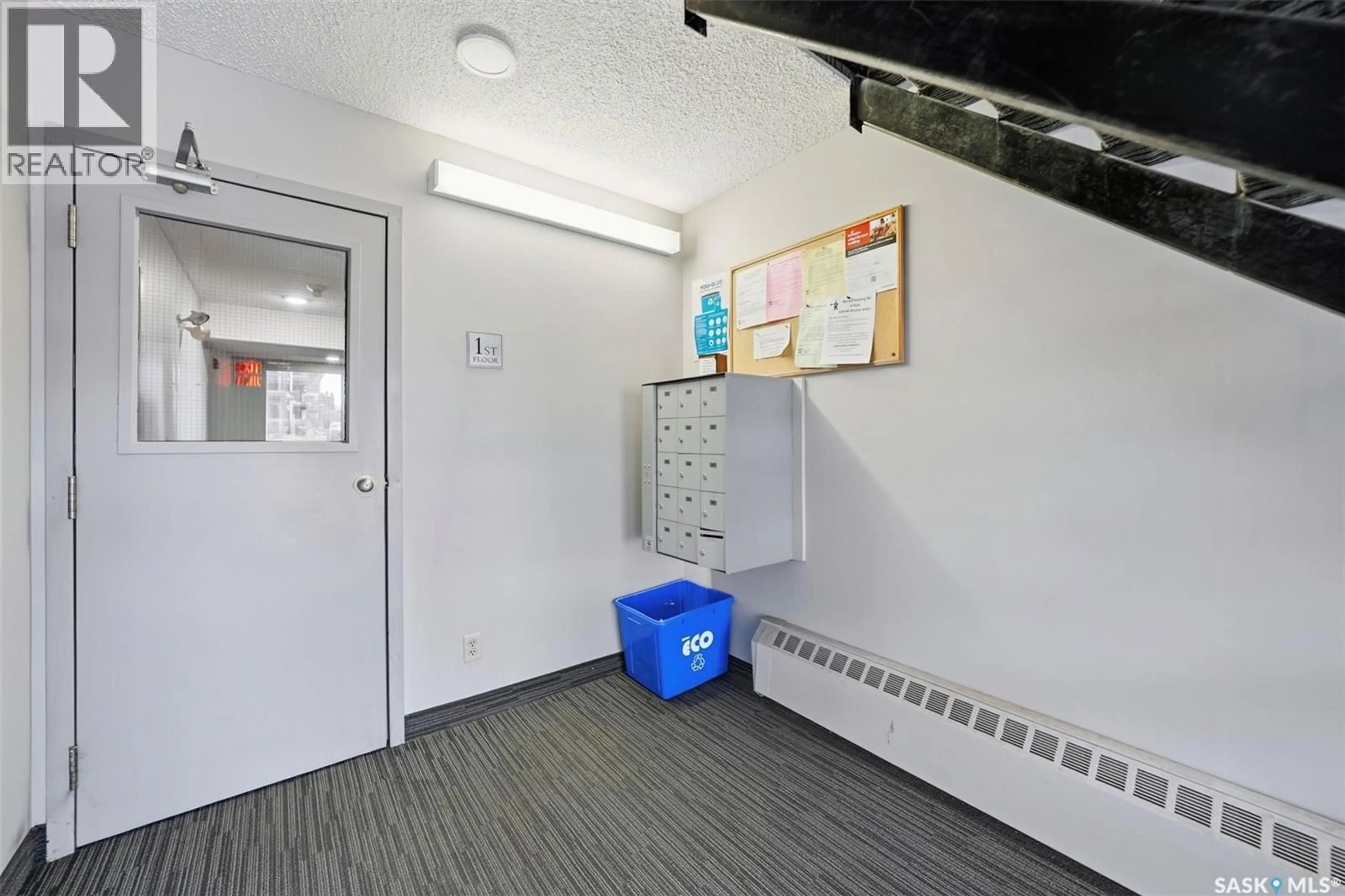 Indoor foyer for 102 - 385 KINGSMERE BOULEVARD, Saskatoon Saskatchewan S7J4J6