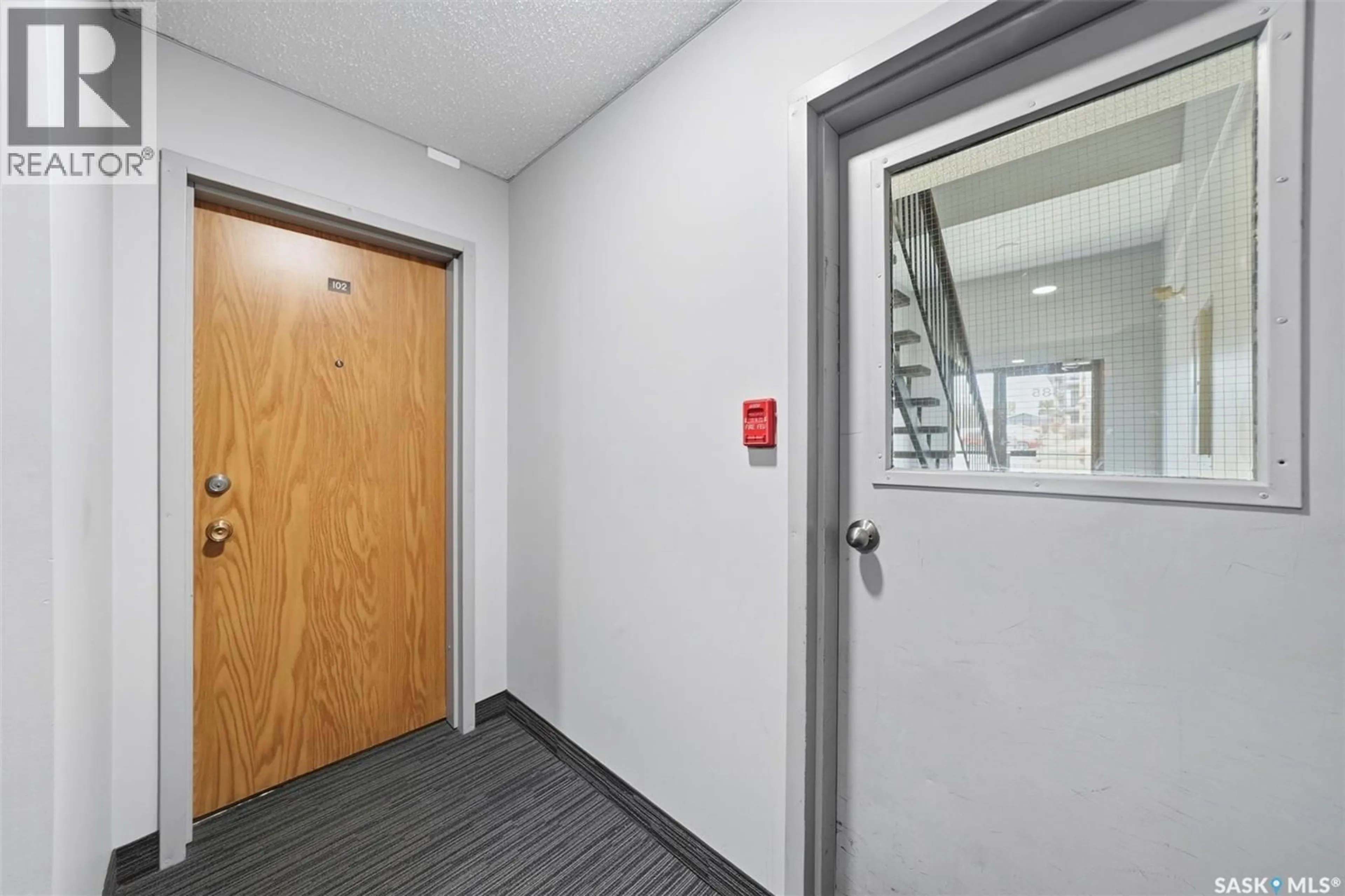 Indoor foyer for 102 - 385 KINGSMERE BOULEVARD, Saskatoon Saskatchewan S7J4J6