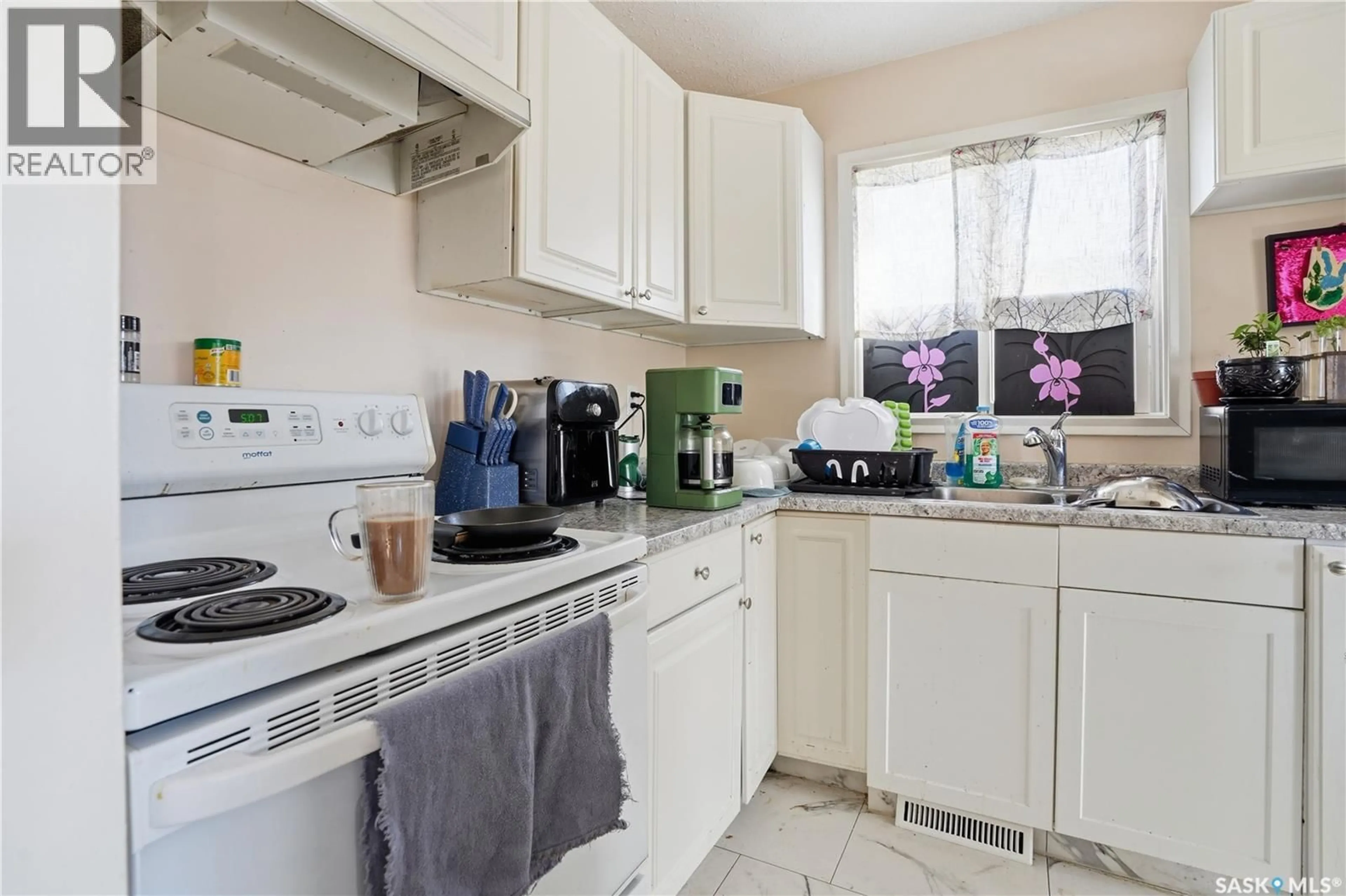 Standard kitchen, unknown for 2123 REYNOLDS STREET, Regina Saskatchewan S4N3N2