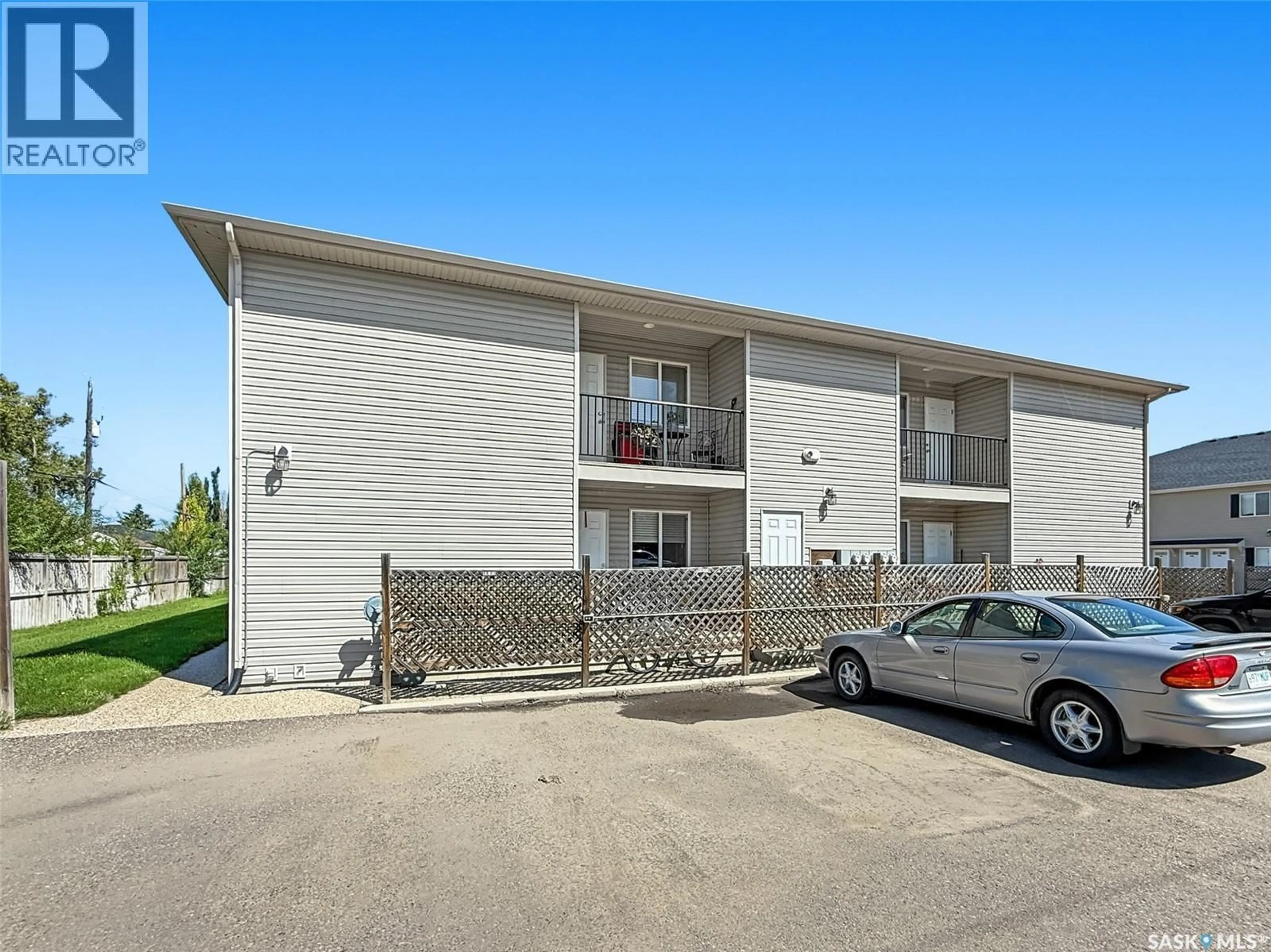 Patio, unknown for 113 825 GLADSTONE STREET E, Swift Current Saskatchewan S9H5P1