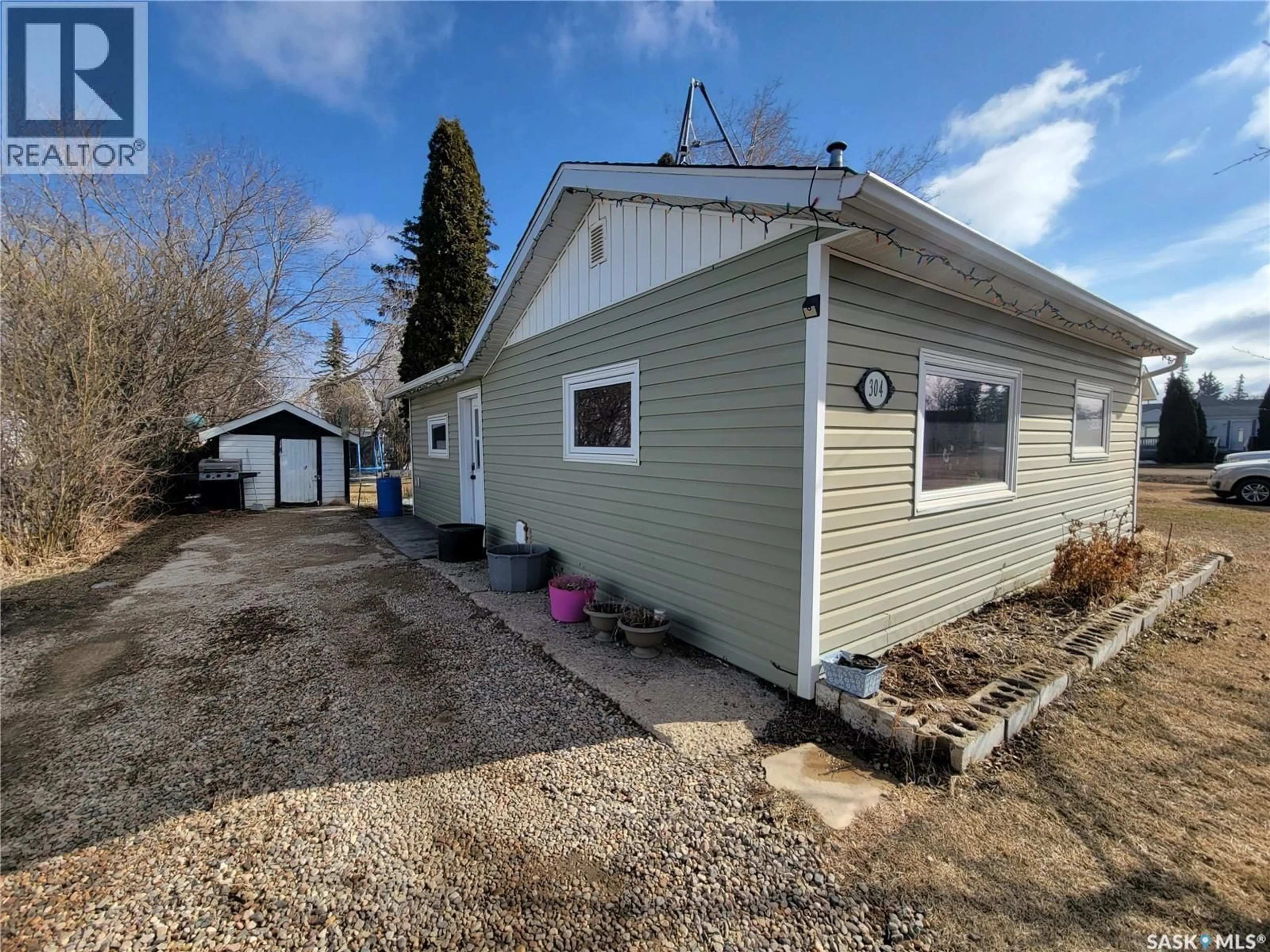 A pic from outside/outdoor area/front of a property/back of a property/a pic from drone, street for 304 1ST AVENUE, Maidstone Saskatchewan S0M1M0