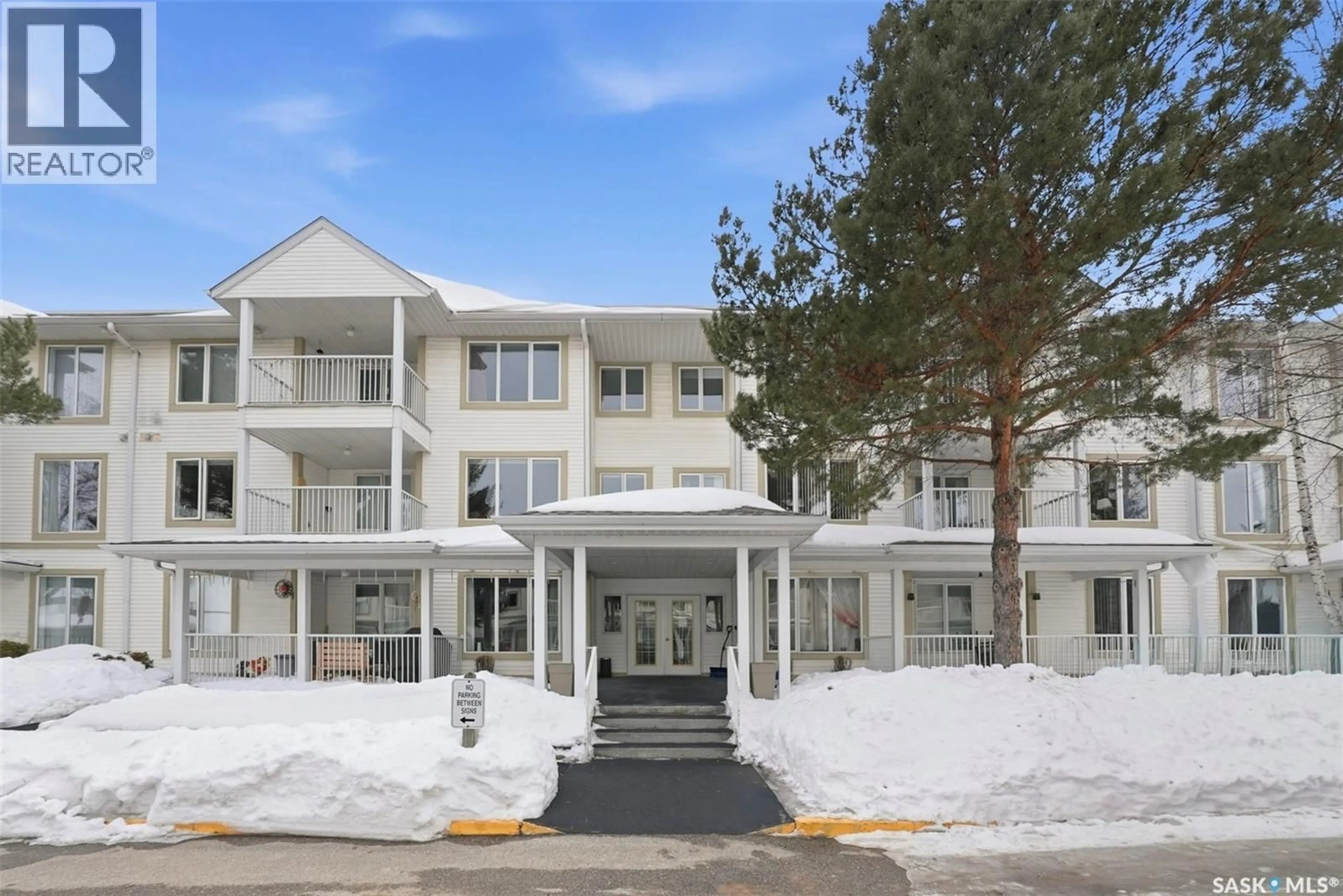 Indoor foyer for 212 305 34TH STREET, Prince Albert Saskatchewan S6V8B8