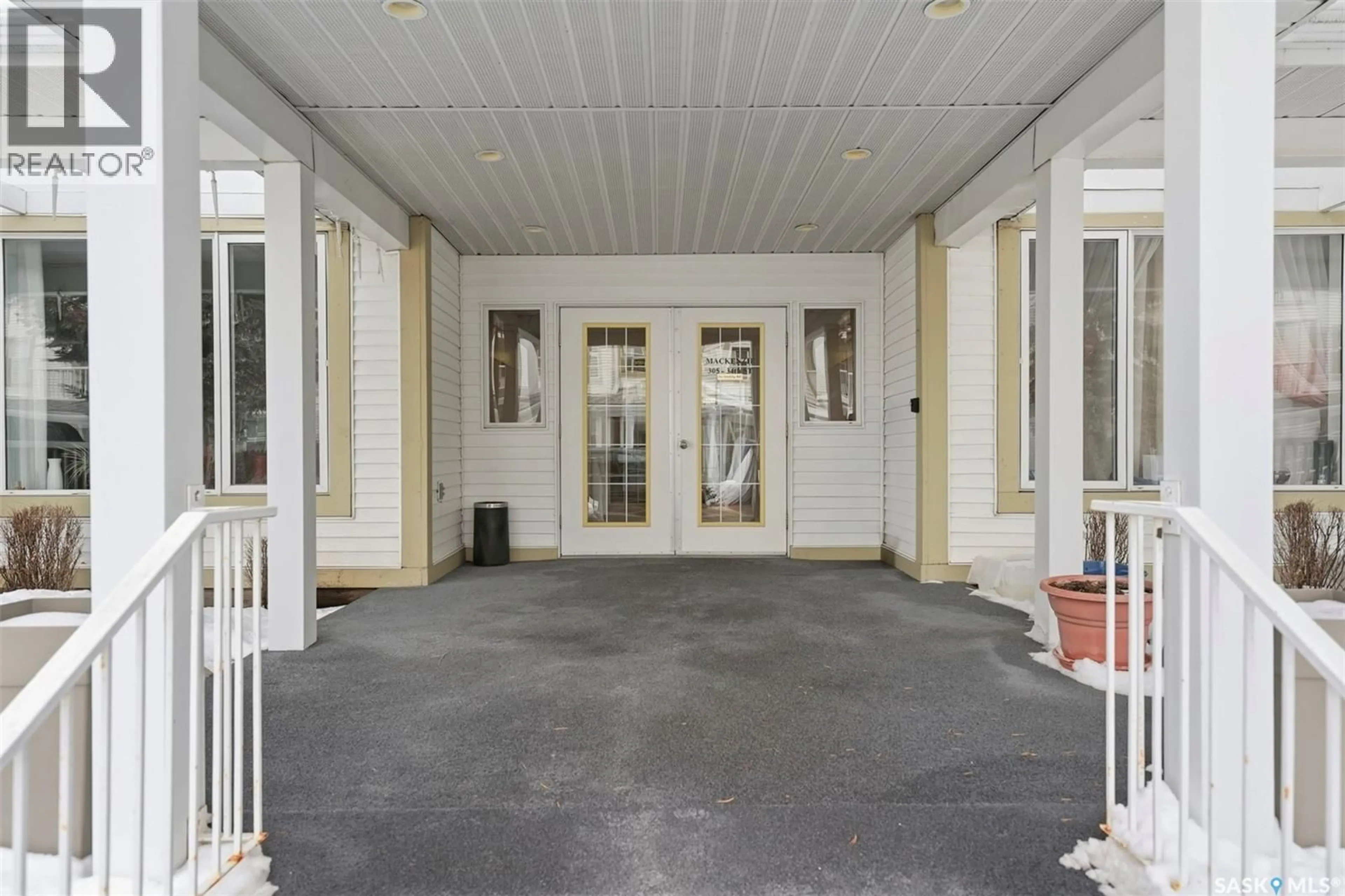 Indoor foyer for 212 305 34TH STREET, Prince Albert Saskatchewan S6V8B8