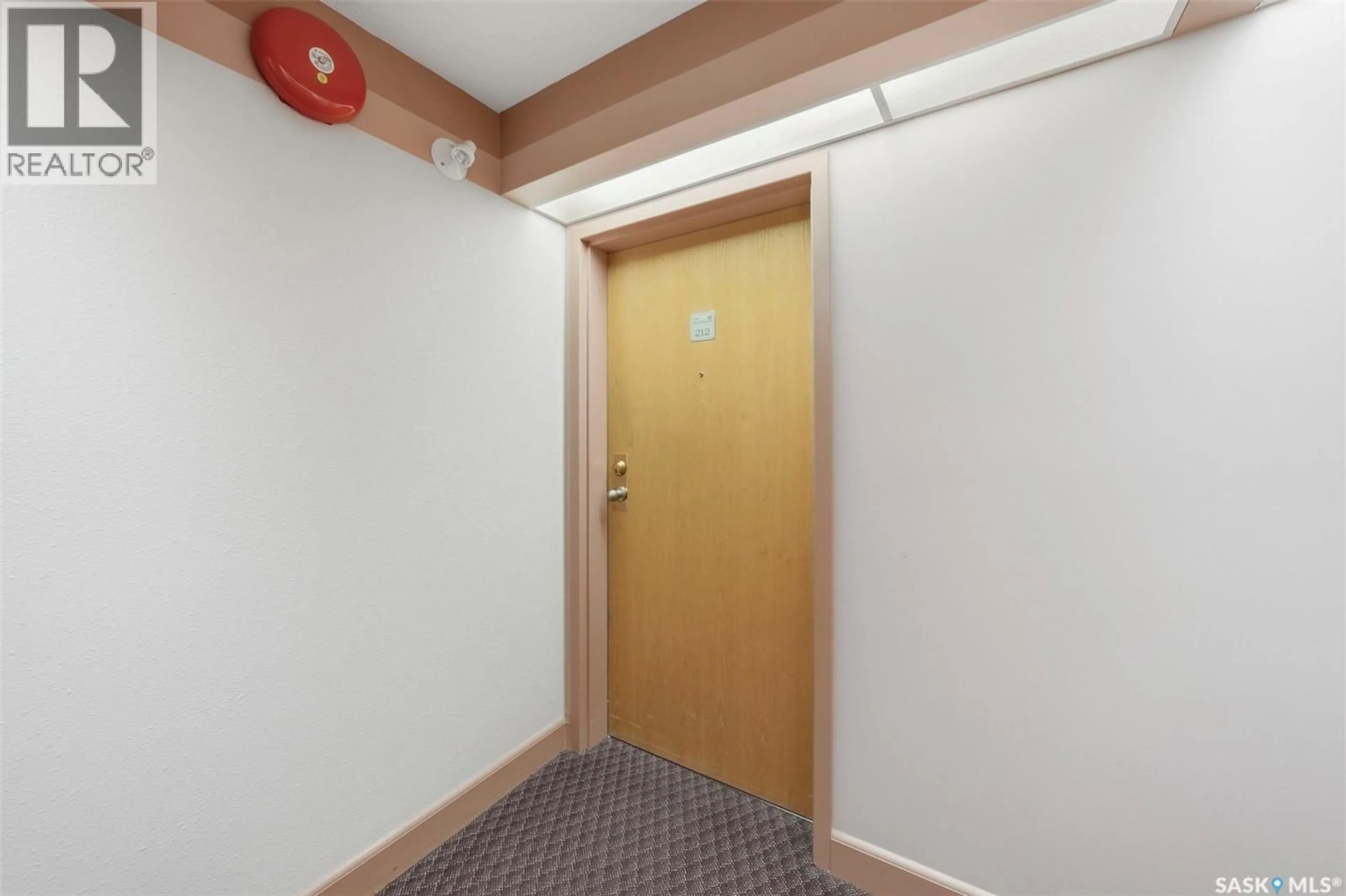 Indoor foyer for 212 305 34TH STREET, Prince Albert Saskatchewan S6V8B8