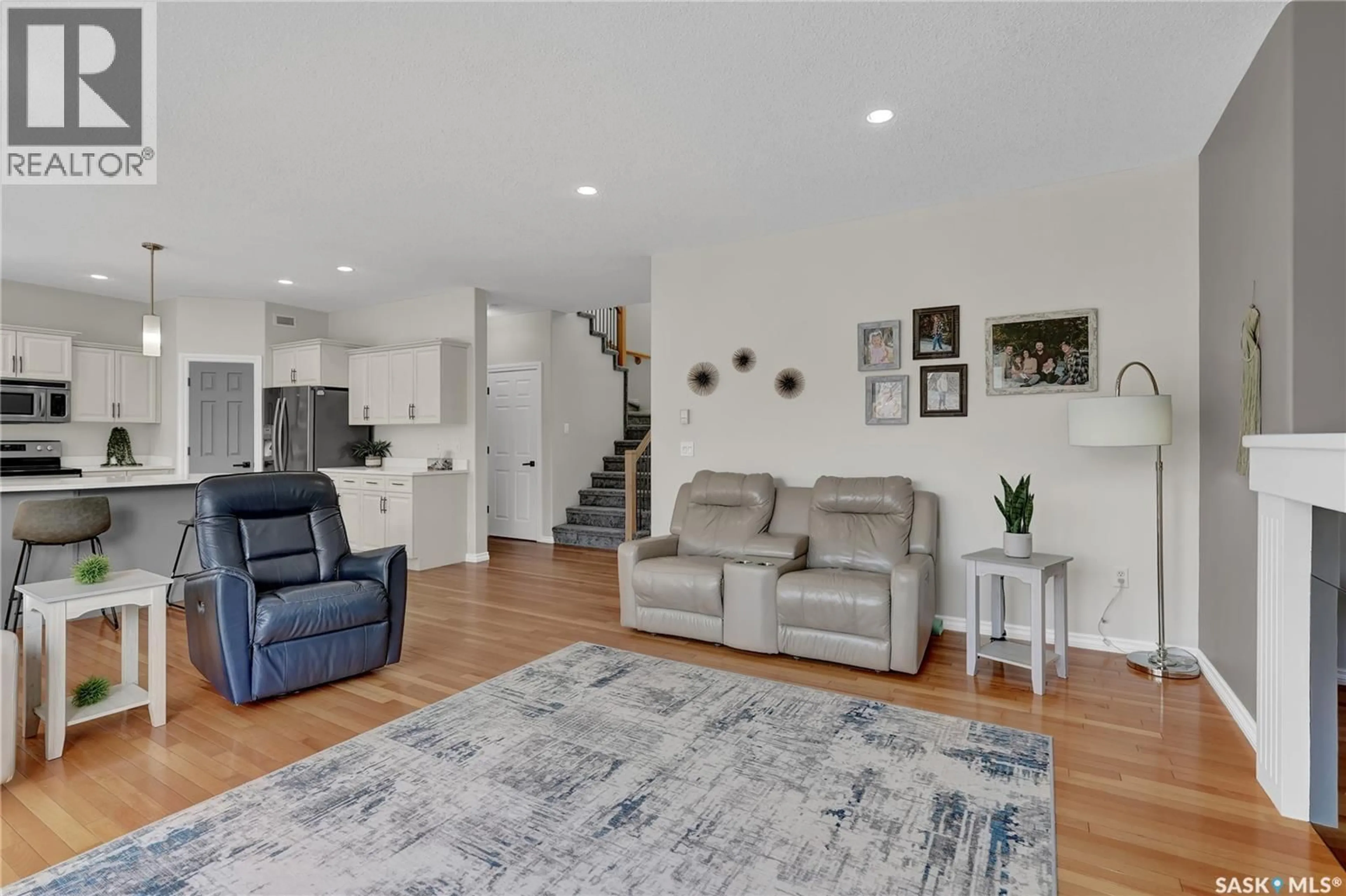 Living room with furniture, unknown for 2862 SUNNINGHILL CRESCENT, Regina Saskatchewan S4V0N2