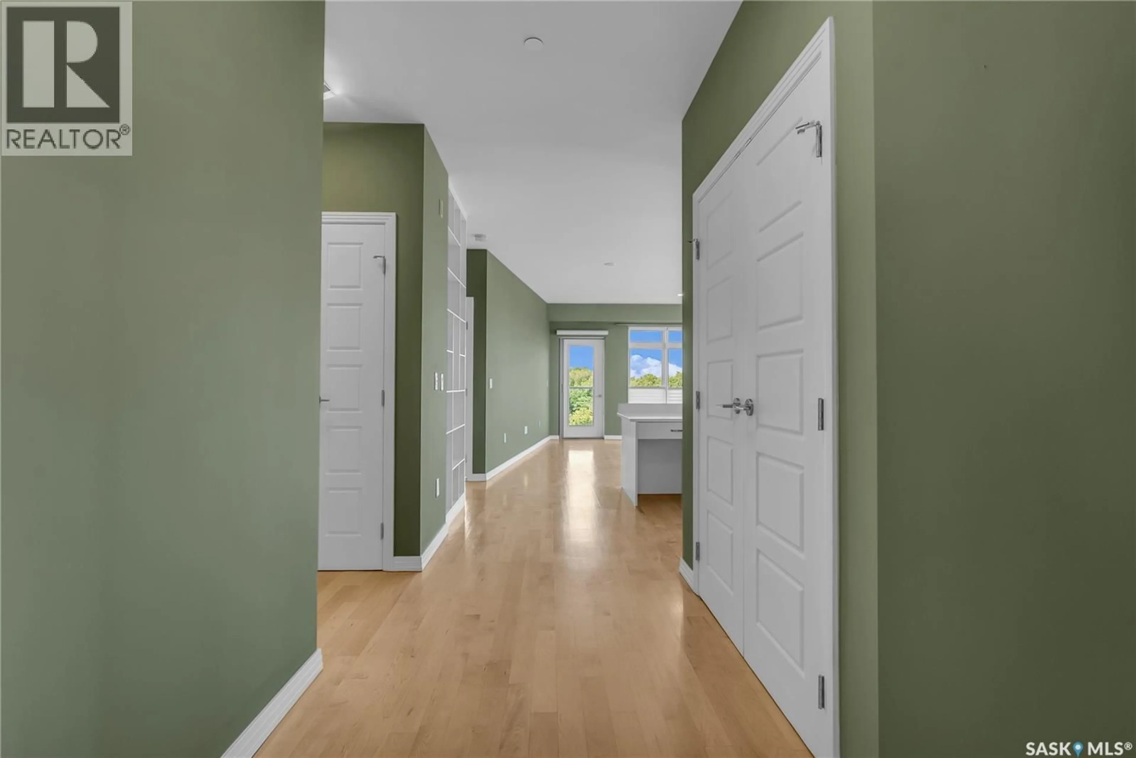 Indoor entryway for 501 922 BROADWAY AVENUE, Saskatoon Saskatchewan S7N1B7