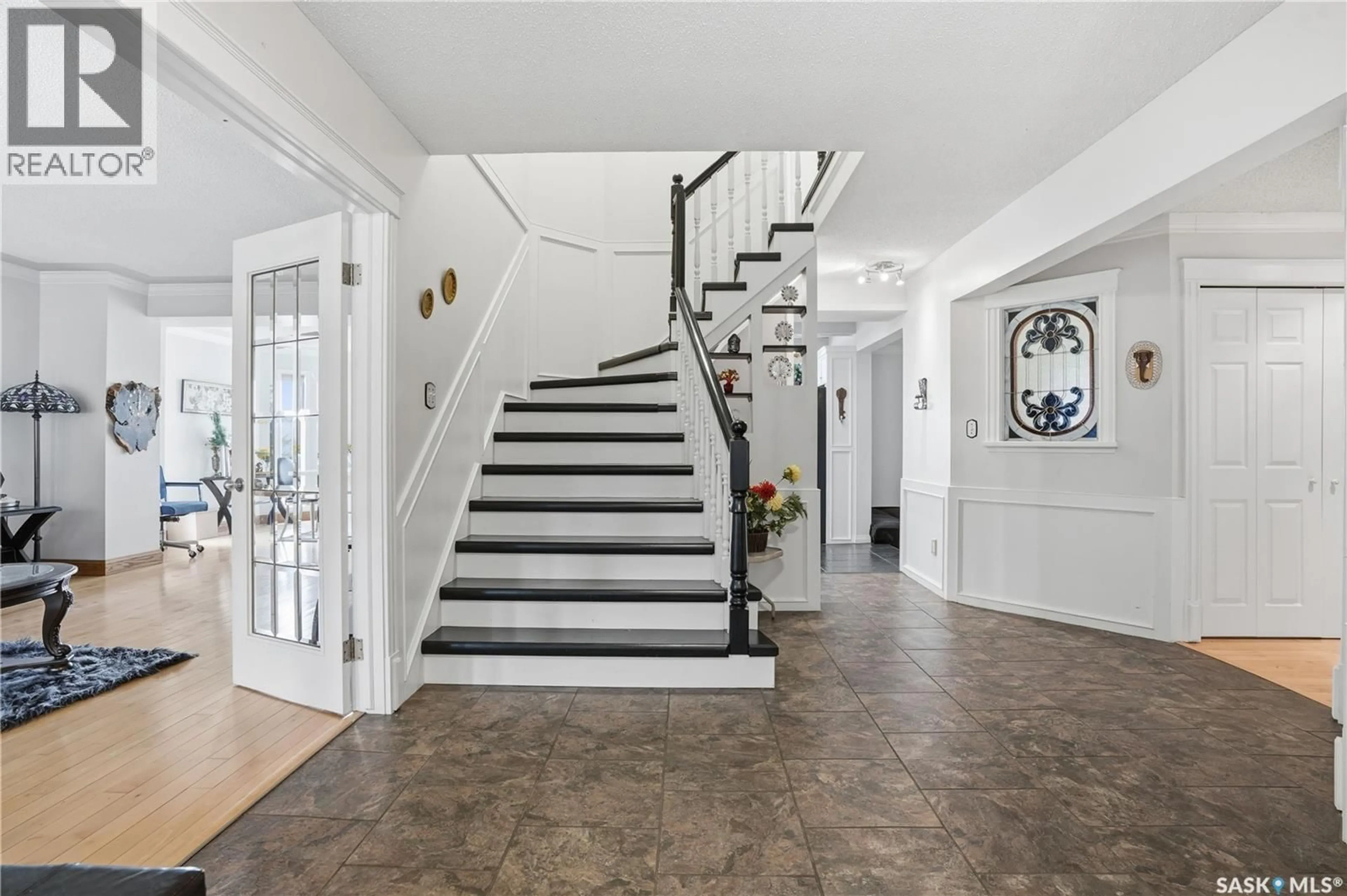 Indoor foyer for 10 MEADOW BAY, Lumsden Saskatchewan S0G3C0