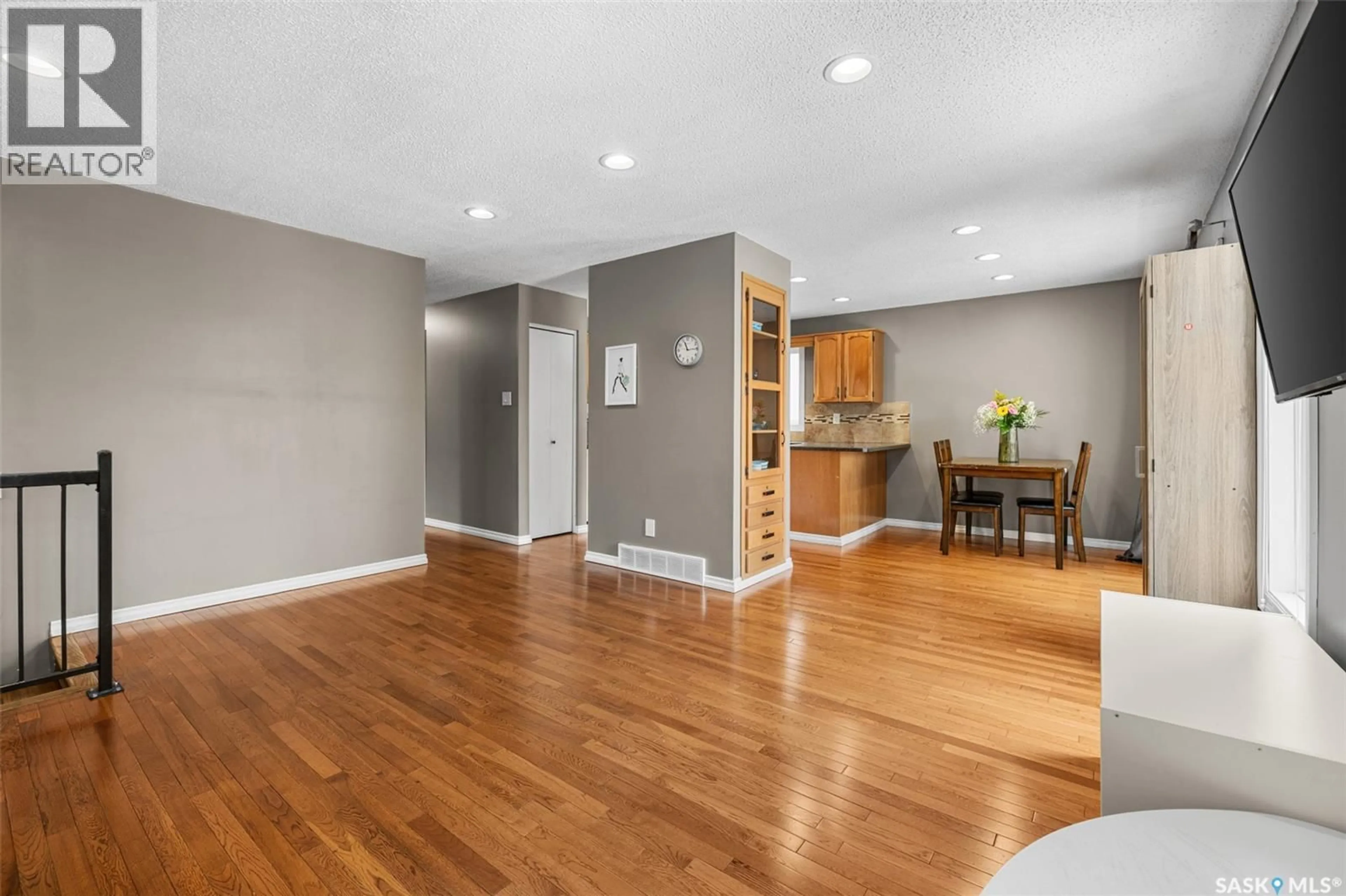 Unknown for 918 EAST BAY, Regina Saskatchewan S4N6W6