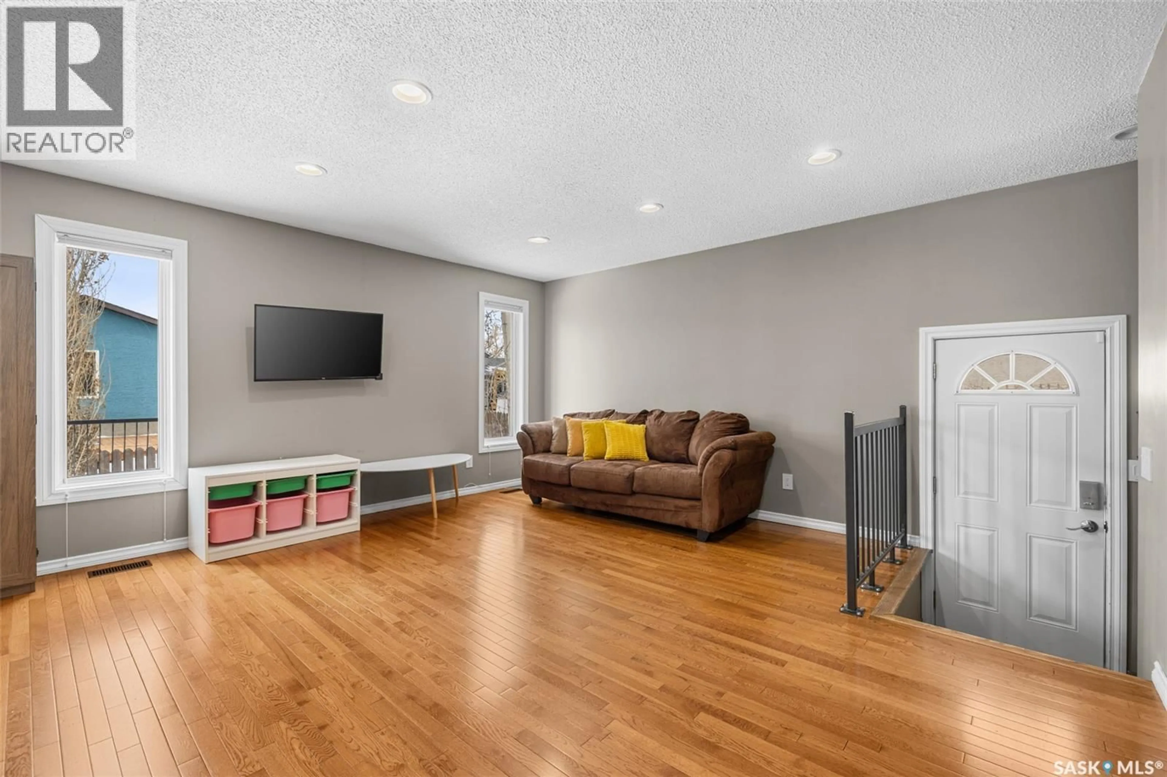 Living room with furniture, unknown for 918 EAST BAY, Regina Saskatchewan S4N6W6