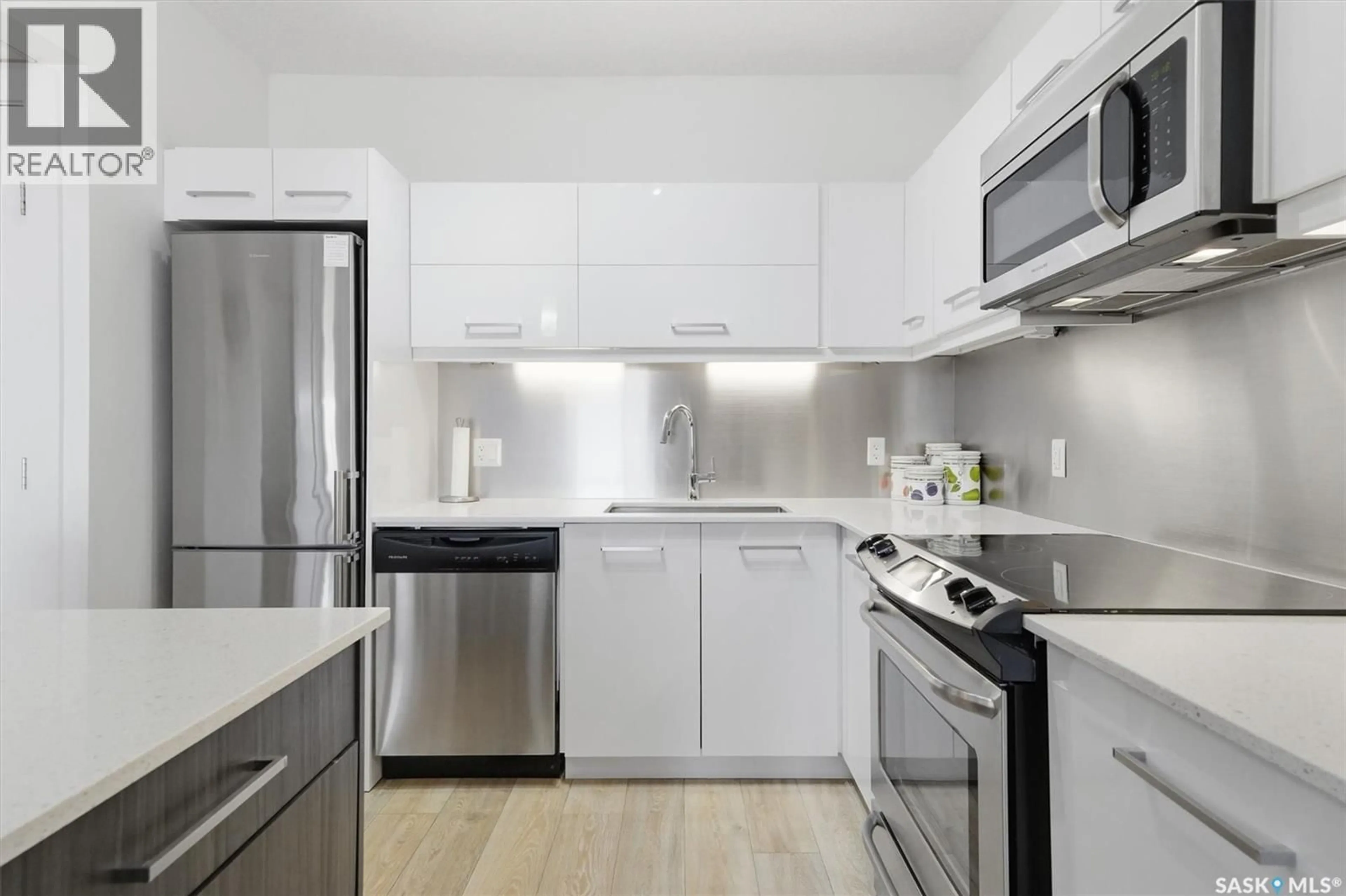 Standard kitchen, unknown for S - 217 404 C AVENUE, Saskatoon Saskatchewan S7M5M9