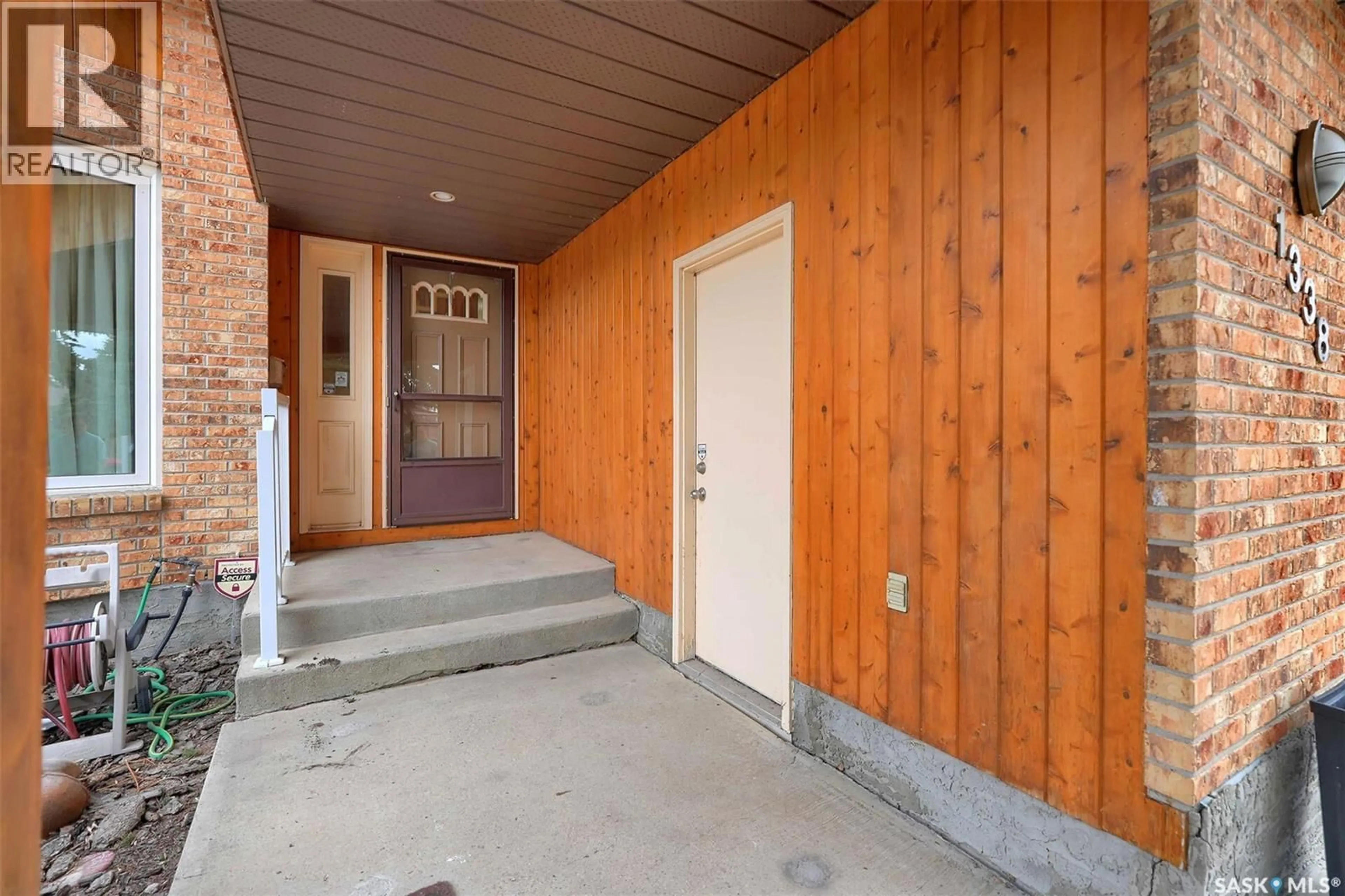 Indoor entryway for 1338 REED PLACE, Regina Saskatchewan S4X3G6