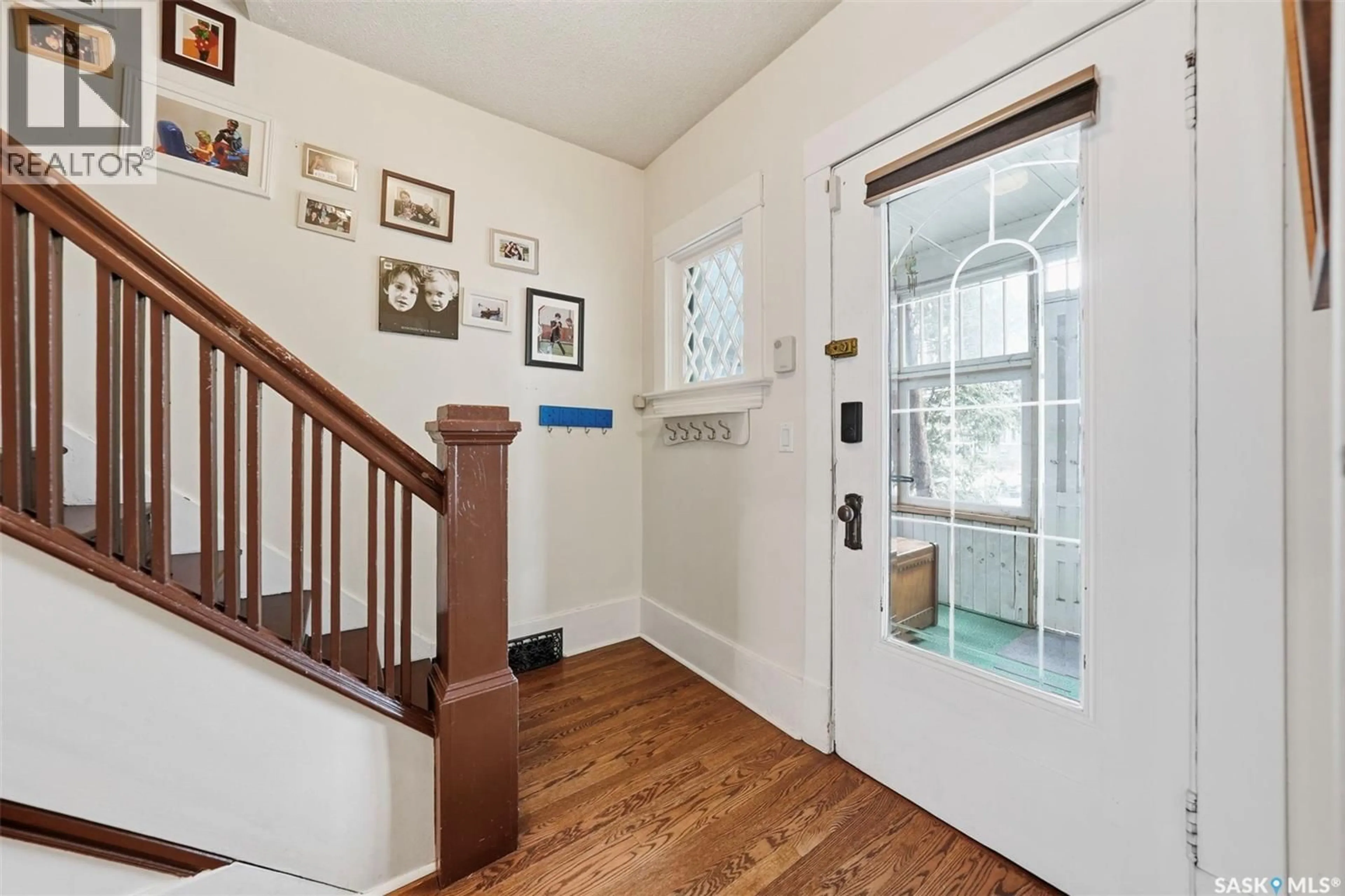 Indoor entryway for 428 6TH STREET, Saskatoon Saskatchewan S7H1B8