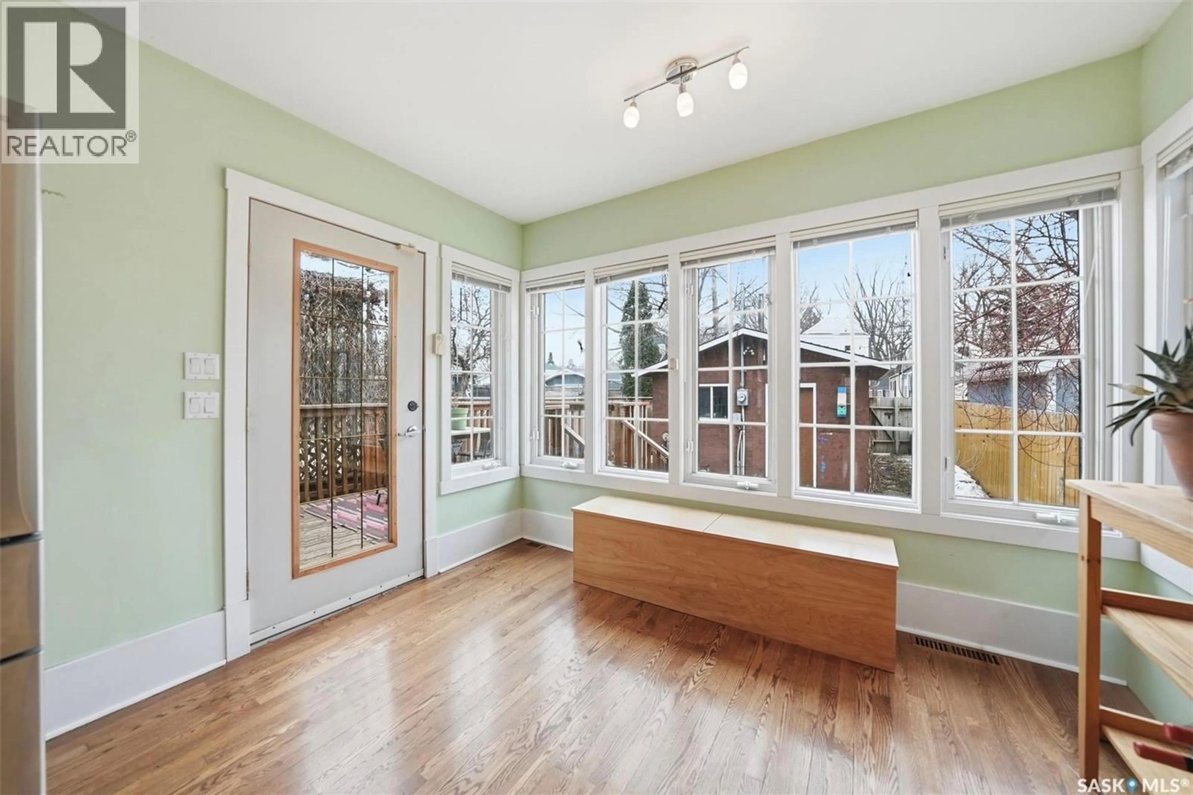 Indoor entryway for 428 6TH STREET, Saskatoon Saskatchewan S7H1B8