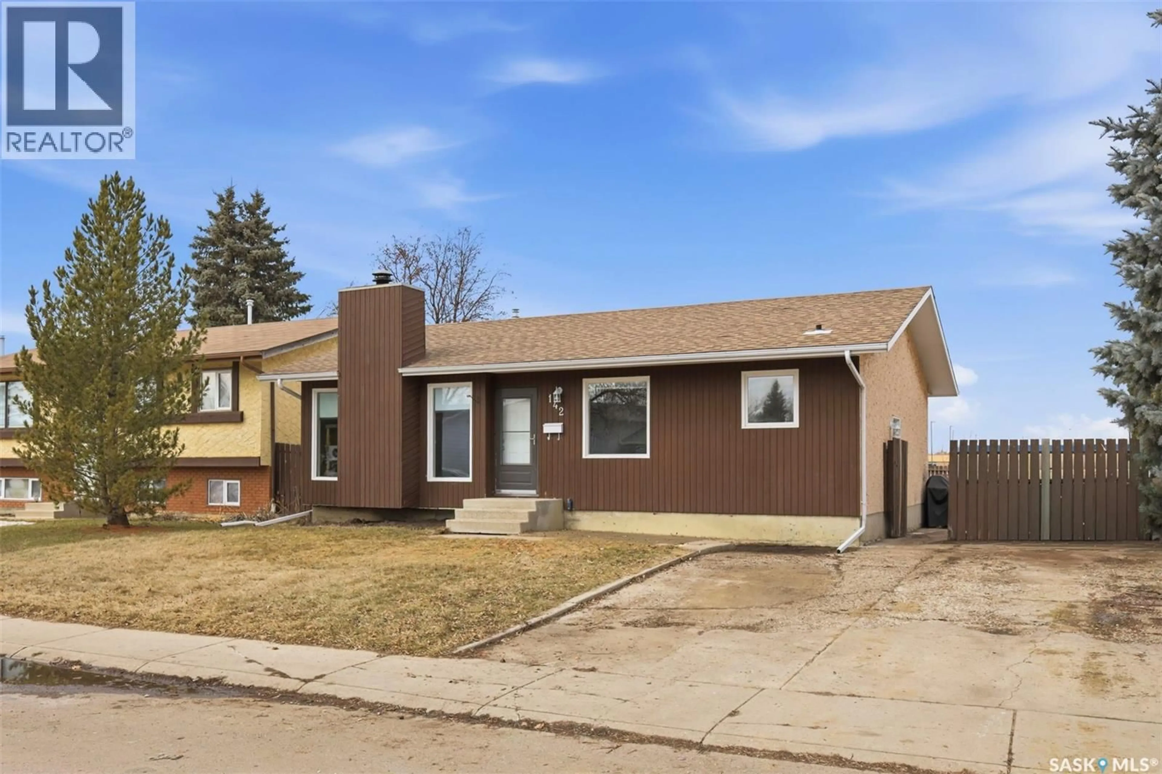 Home with vinyl exterior material, street for 142 HEISE CRESCENT, Saskatoon Saskatchewan S7M4V3