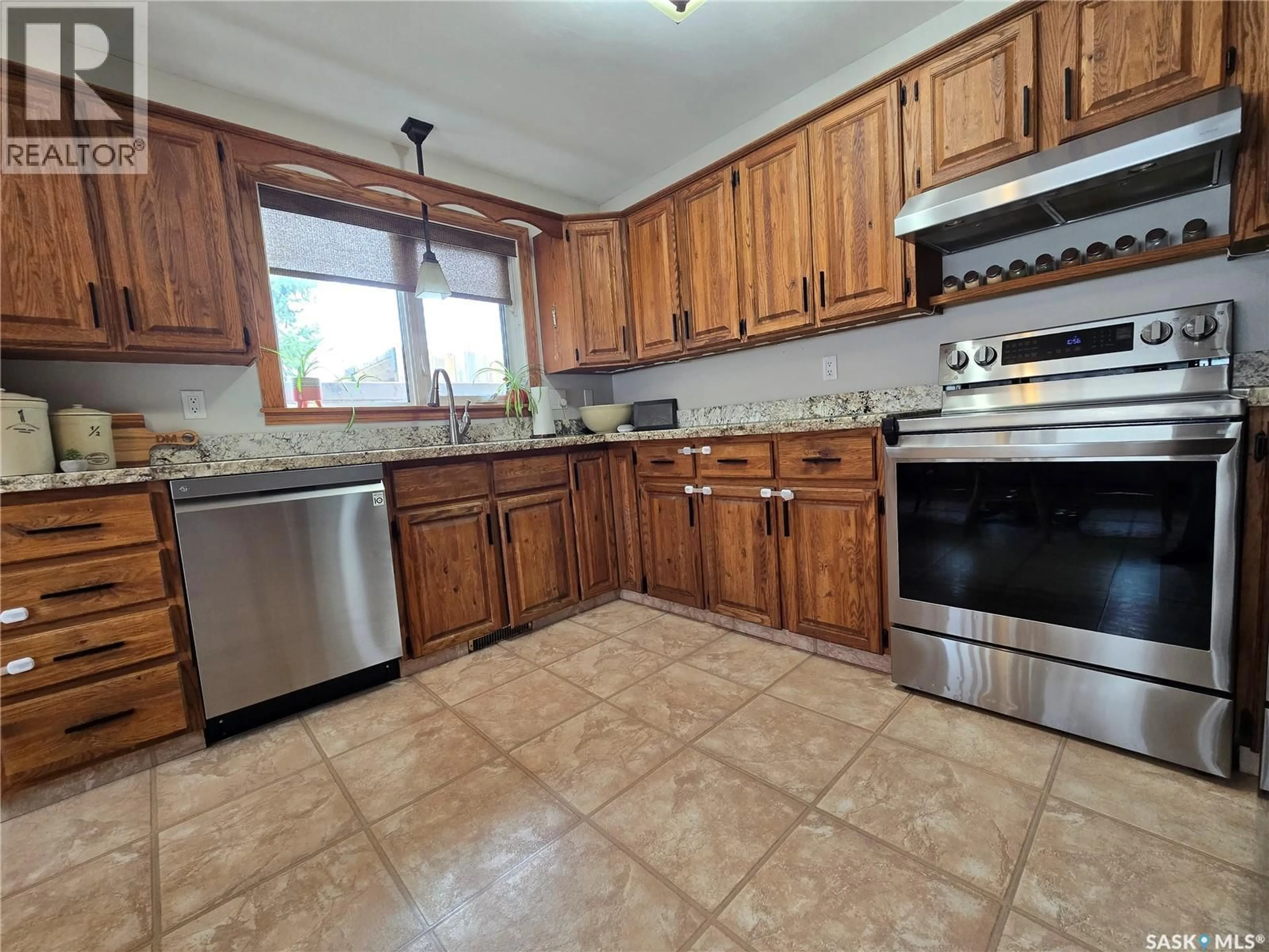 Standard kitchen, ceramic/tile floor for 119 MONTGOMERY CRESCENT, Weyburn Saskatchewan S4H2X6