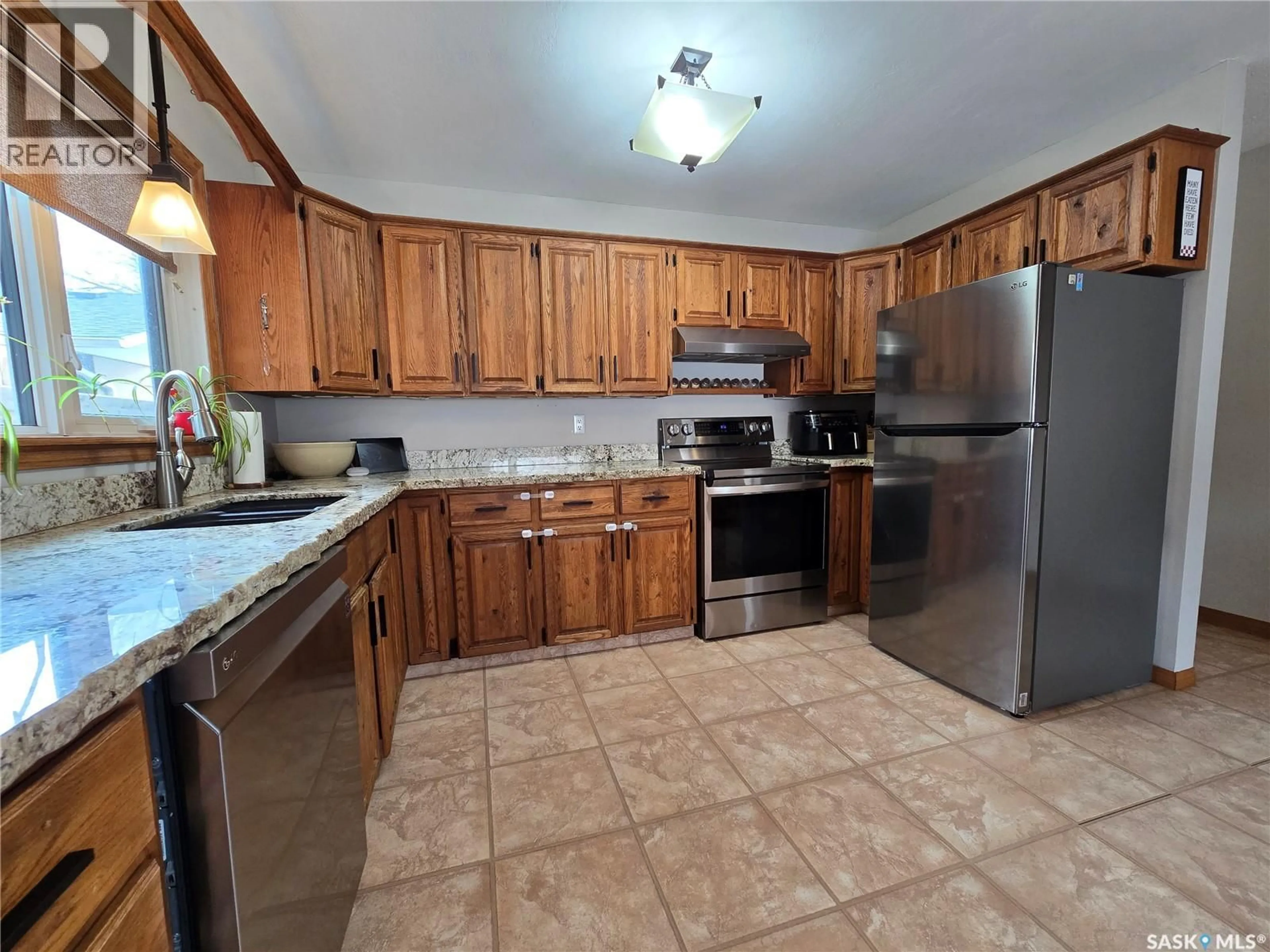 Standard kitchen, ceramic/tile floor for 119 MONTGOMERY CRESCENT, Weyburn Saskatchewan S4H2X6