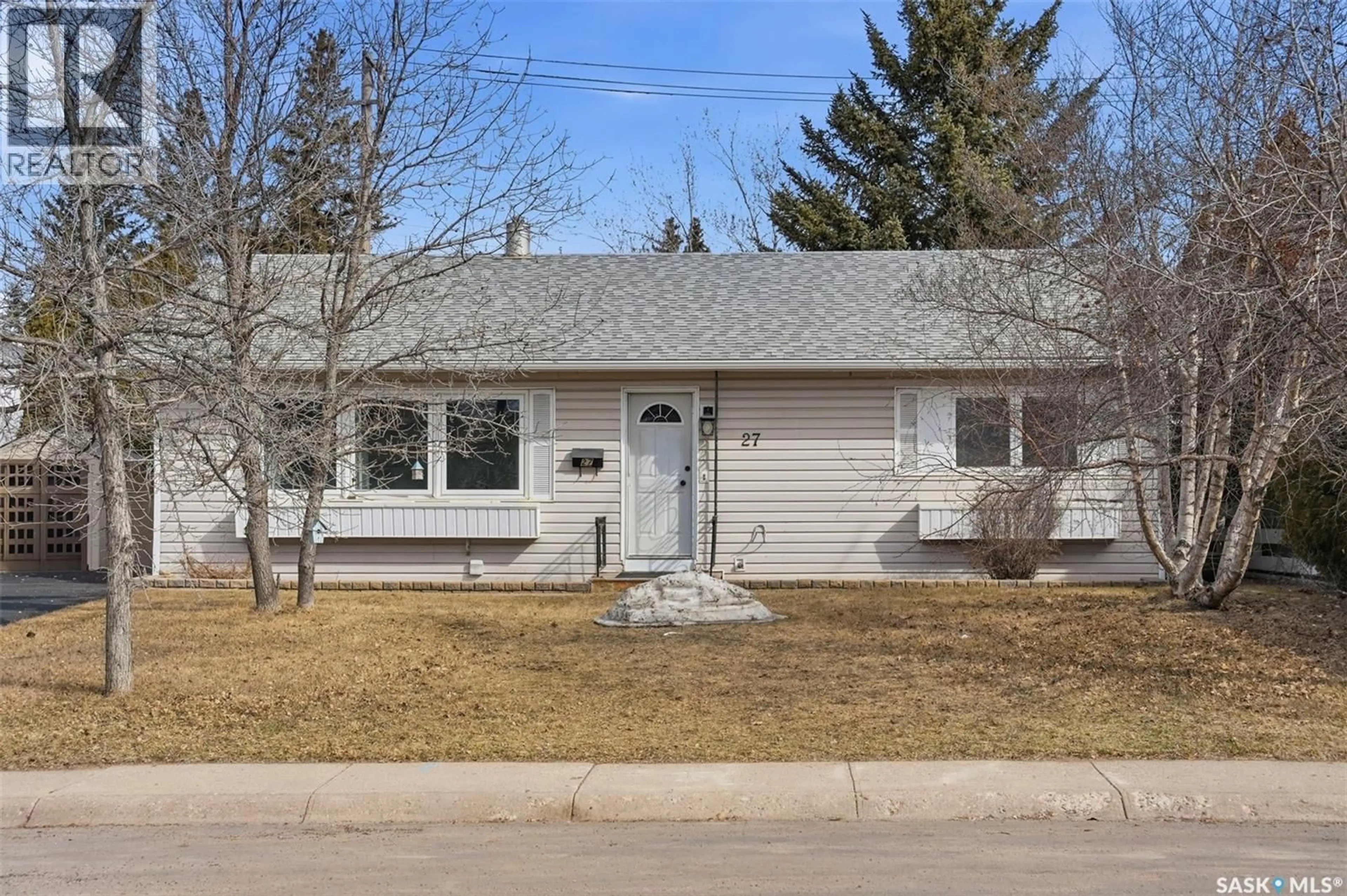 Home with vinyl exterior material, street for 27 LINDSAY DRIVE, Saskatoon Saskatchewan S7H3E2