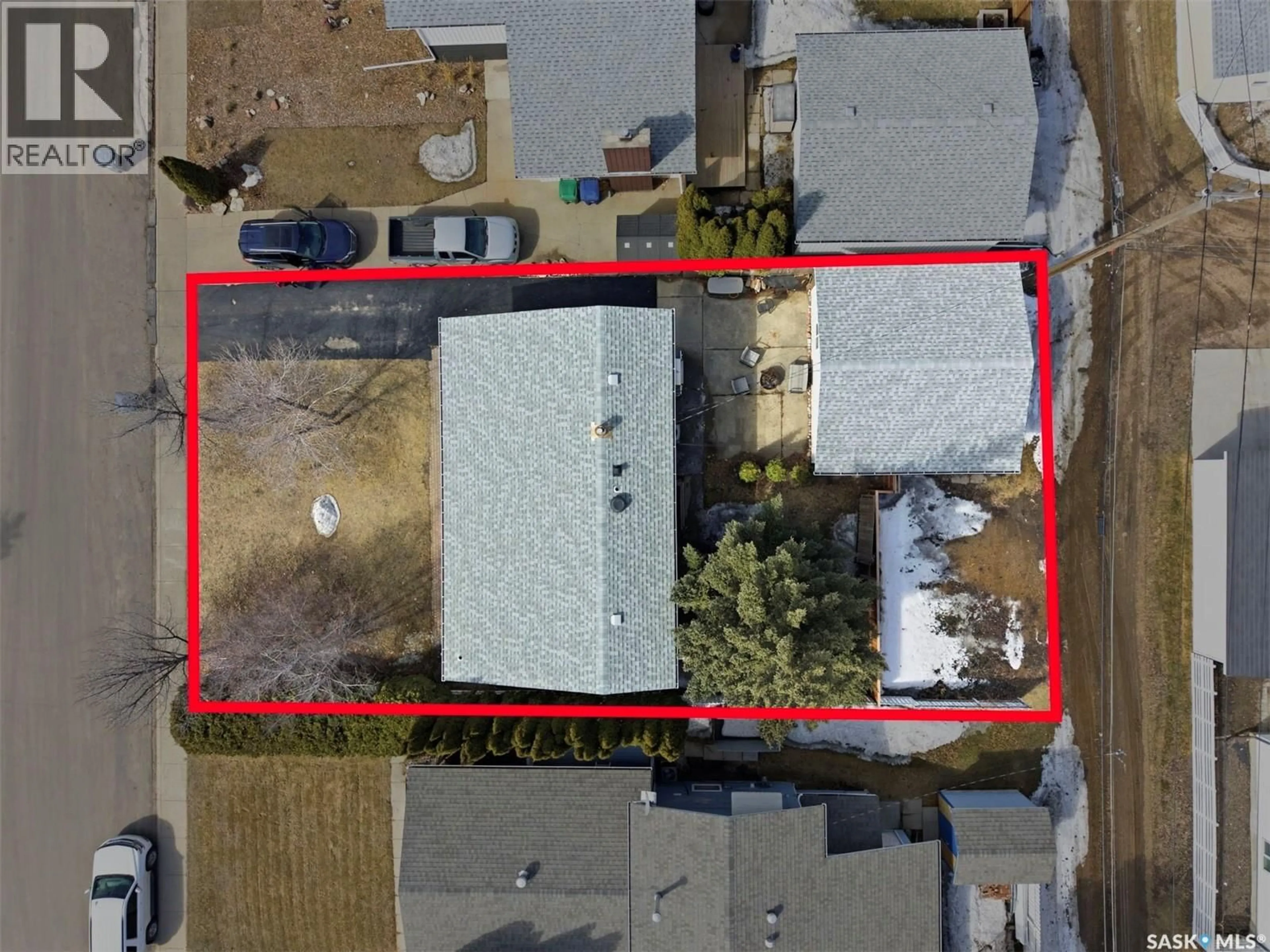 A pic from outside/outdoor area/front of a property/back of a property/a pic from drone, street for 27 LINDSAY DRIVE, Saskatoon Saskatchewan S7H3E2