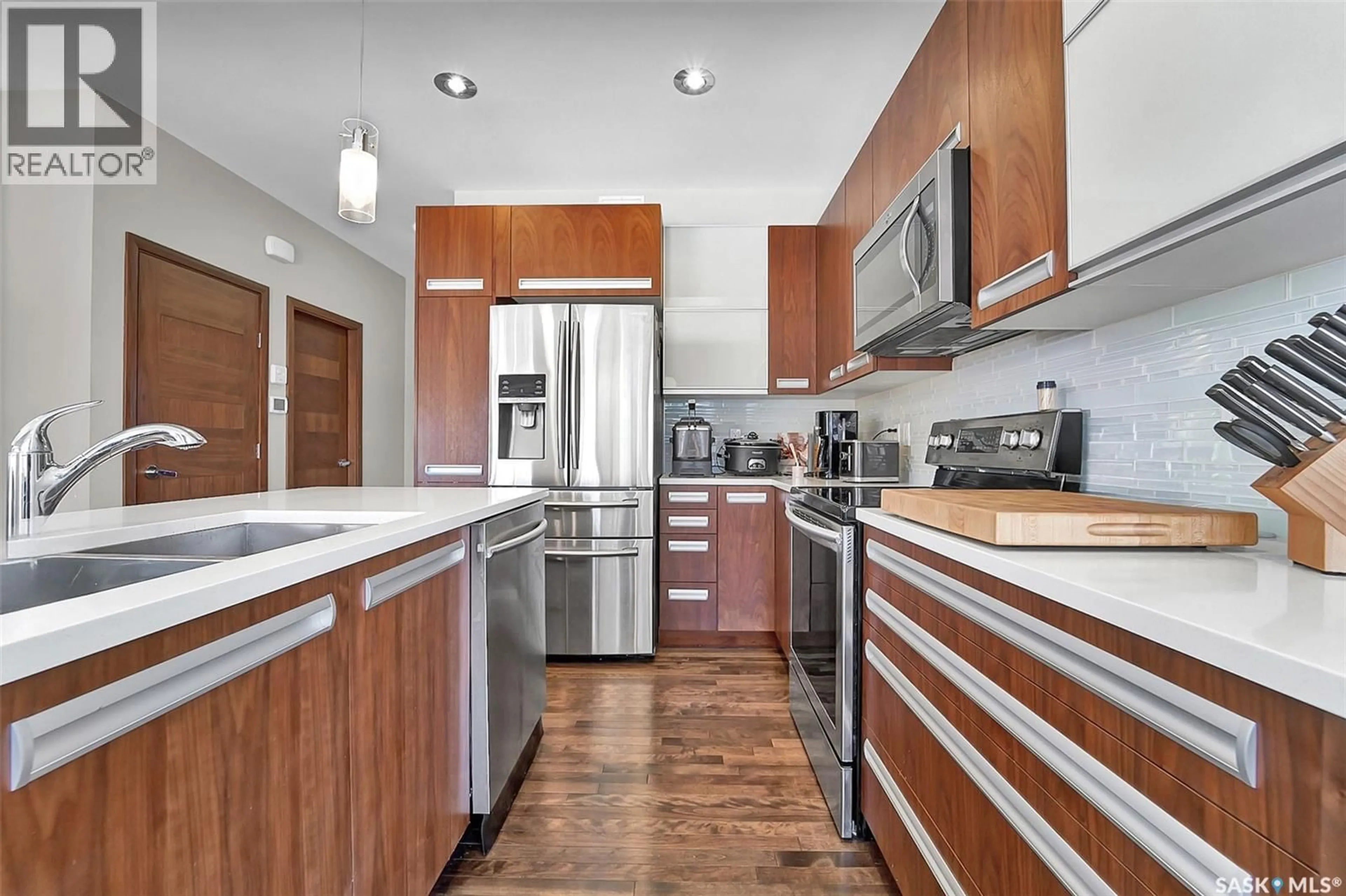 Contemporary kitchen, unknown for 611 PICHLER CRESCENT, Saskatoon Saskatchewan S7V0G2