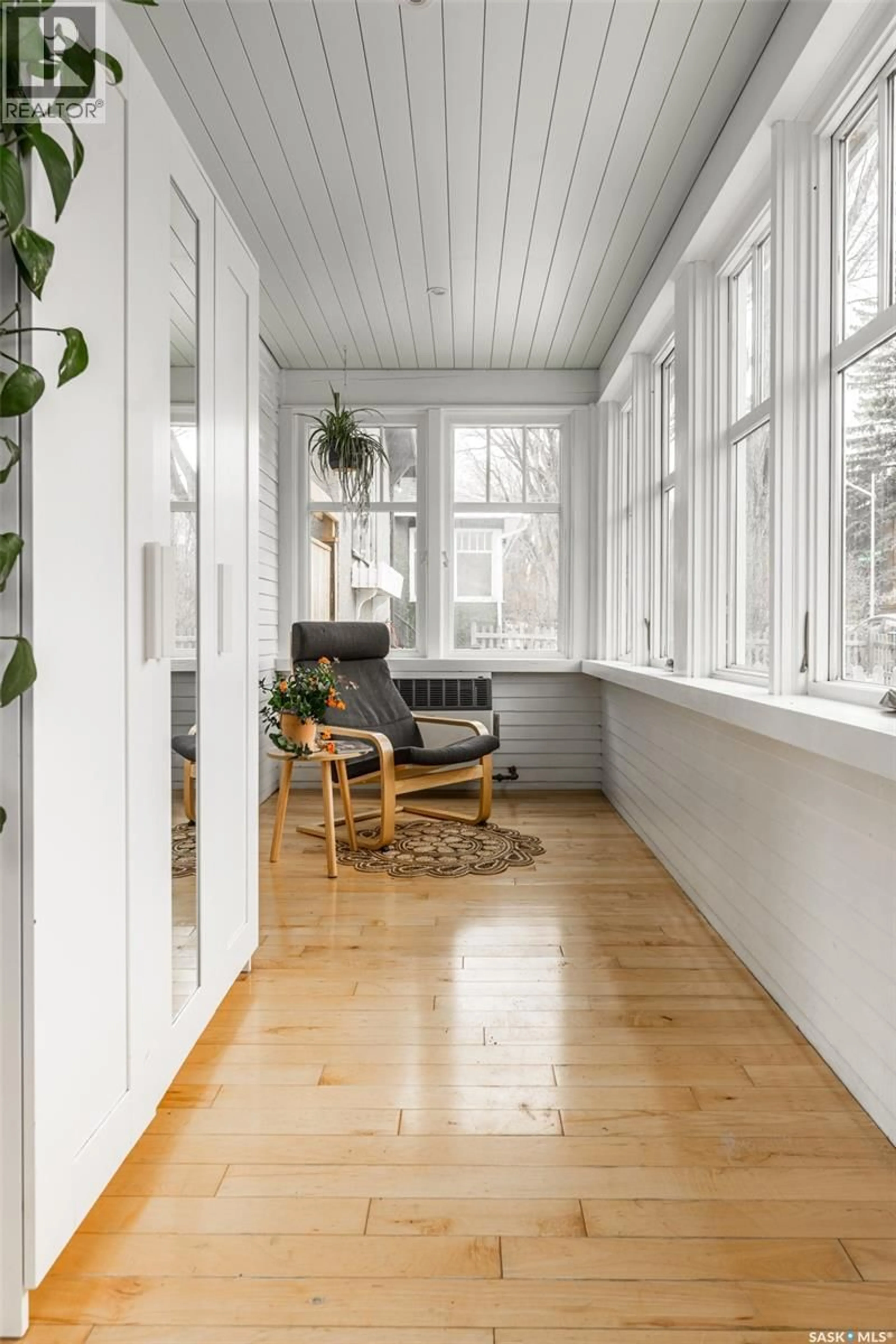 Indoor entryway for 215 27TH STREET, Saskatoon Saskatchewan S7L0J4