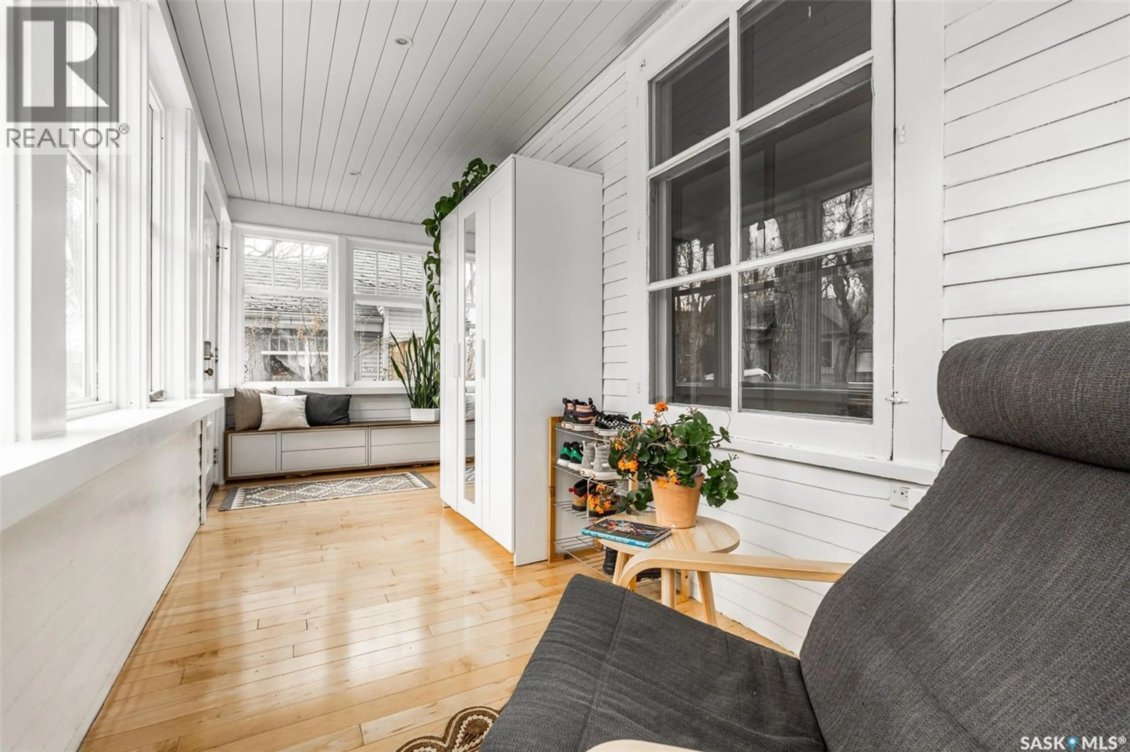 Indoor entryway for 215 27TH STREET, Saskatoon Saskatchewan S7L0J4