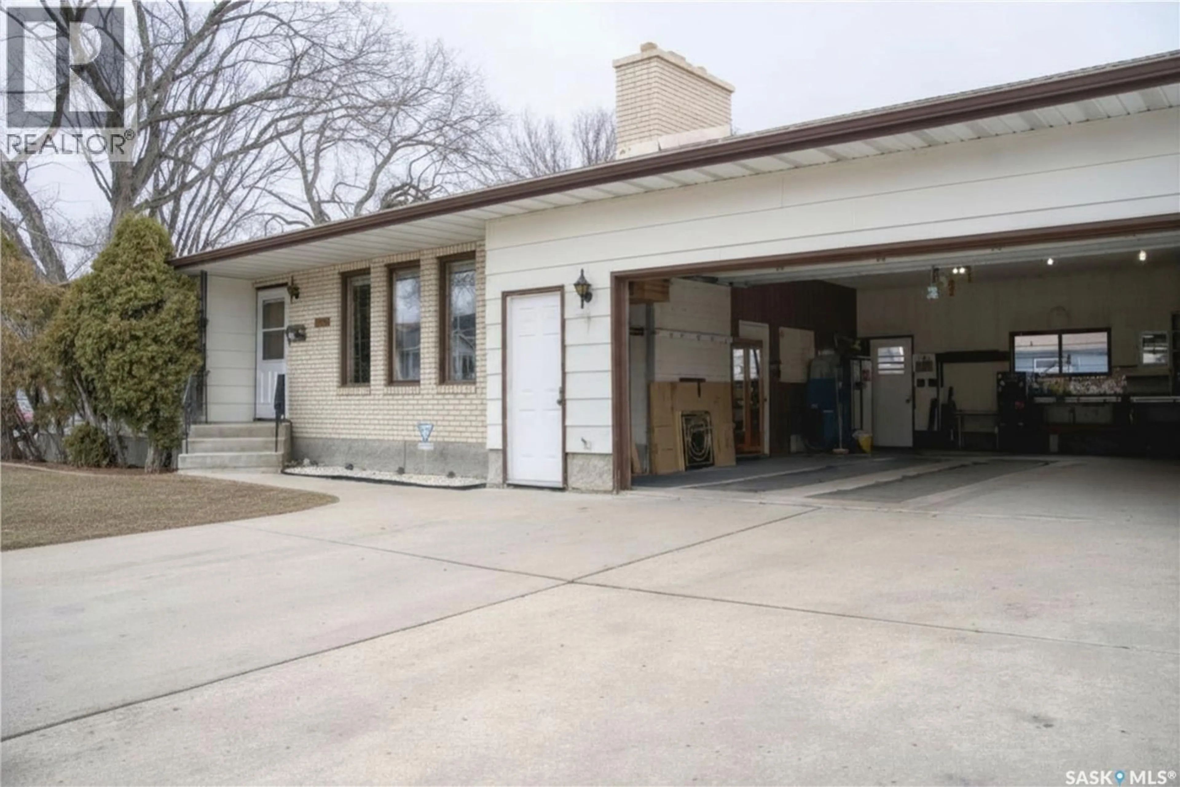 Indoor garage for 802 7TH STREET, Saskatoon Saskatchewan S7H0Y4