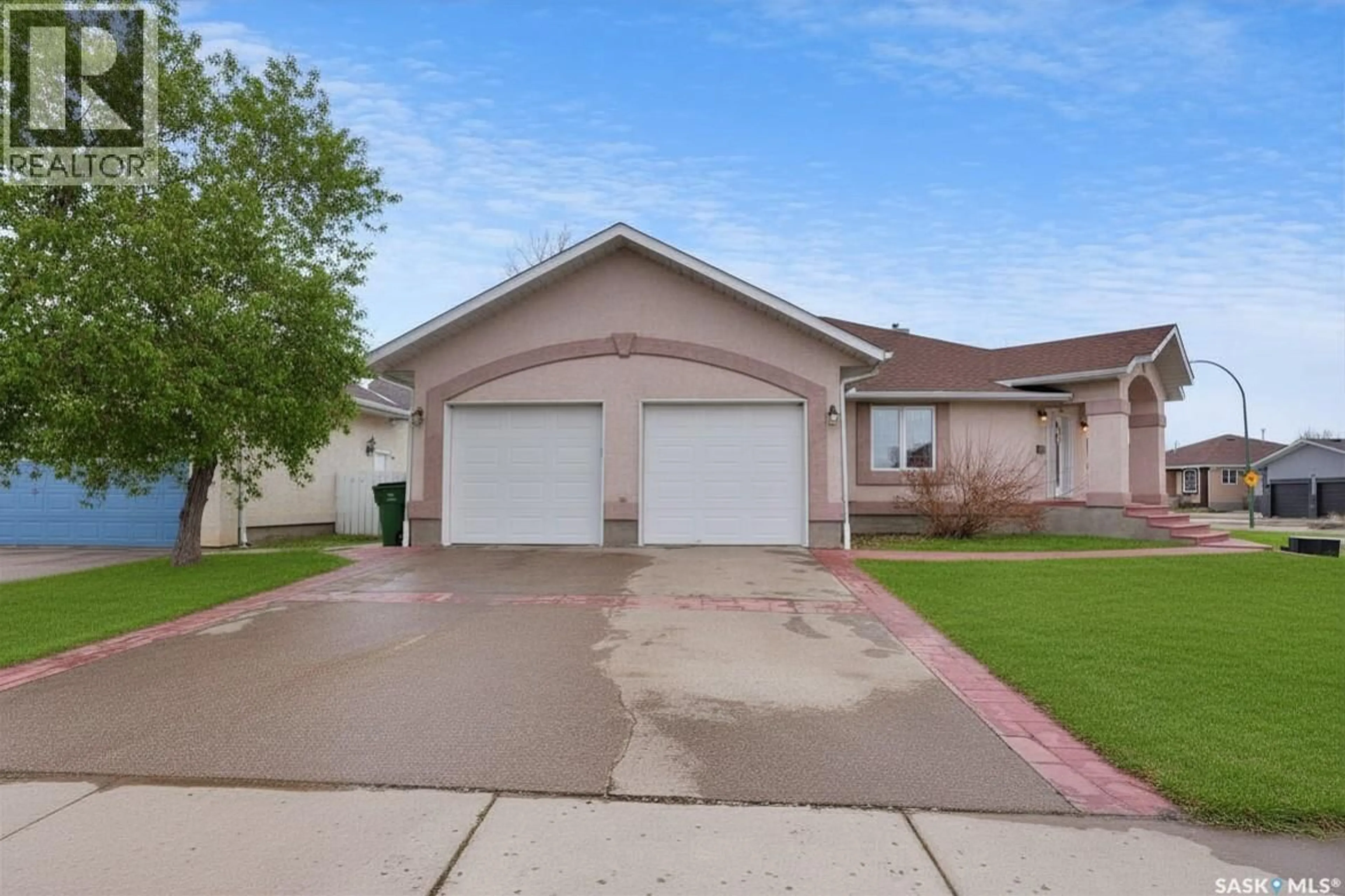 Home with vinyl exterior material, street for 65 JASMINE COURT, Moose Jaw Saskatchewan S6J1K2