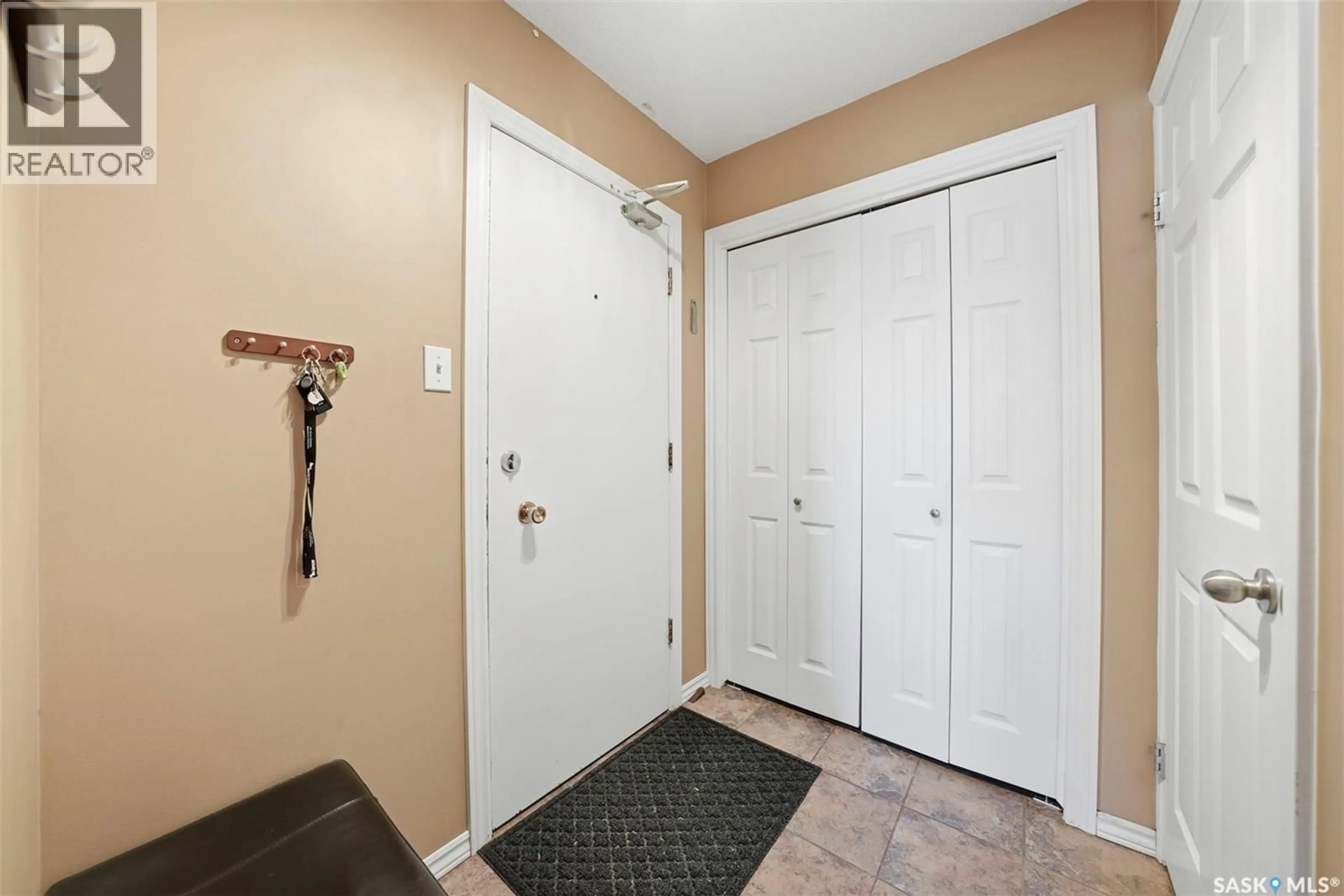 Indoor entryway for 16 3030 ARLINGTON AVENUE, Saskatoon Saskatchewan S7J2J9