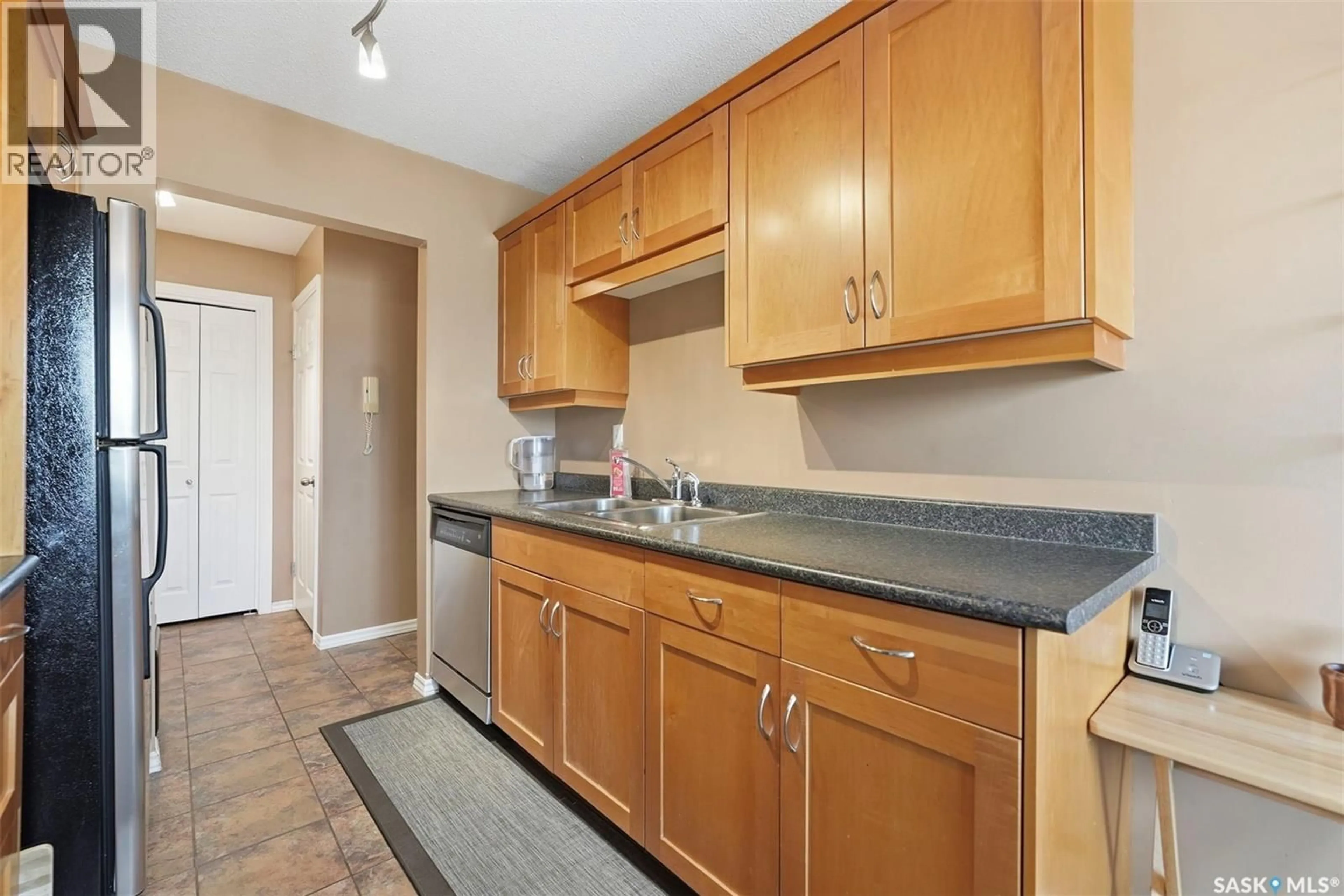 Standard kitchen, unknown for 16 3030 ARLINGTON AVENUE, Saskatoon Saskatchewan S7J2J9