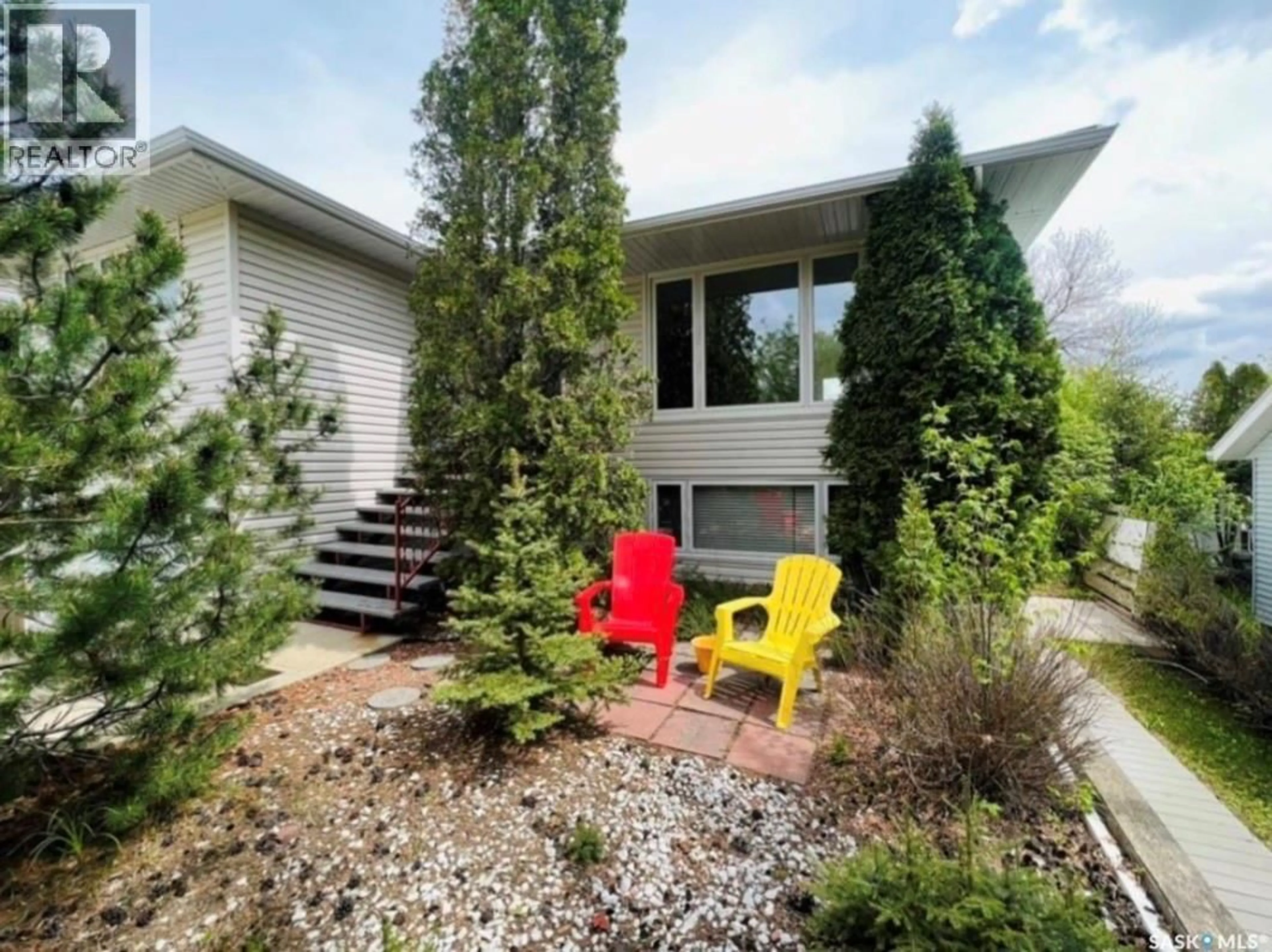 Patio, unknown for 451 3RD AVENUE, Swift Current Saskatchewan S9H0S4