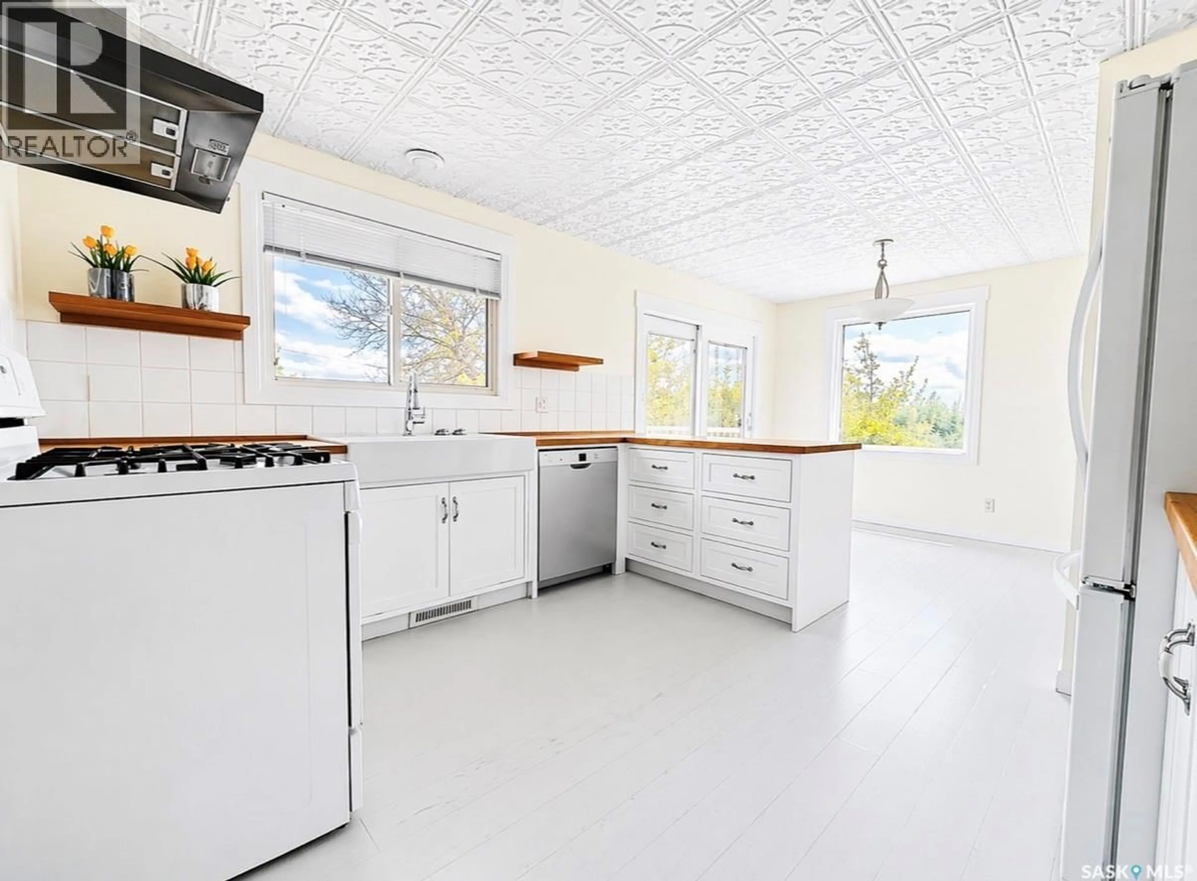 Open concept kitchen, ceramic/tile floor for 451 3RD AVENUE, Swift Current Saskatchewan S9H0S4