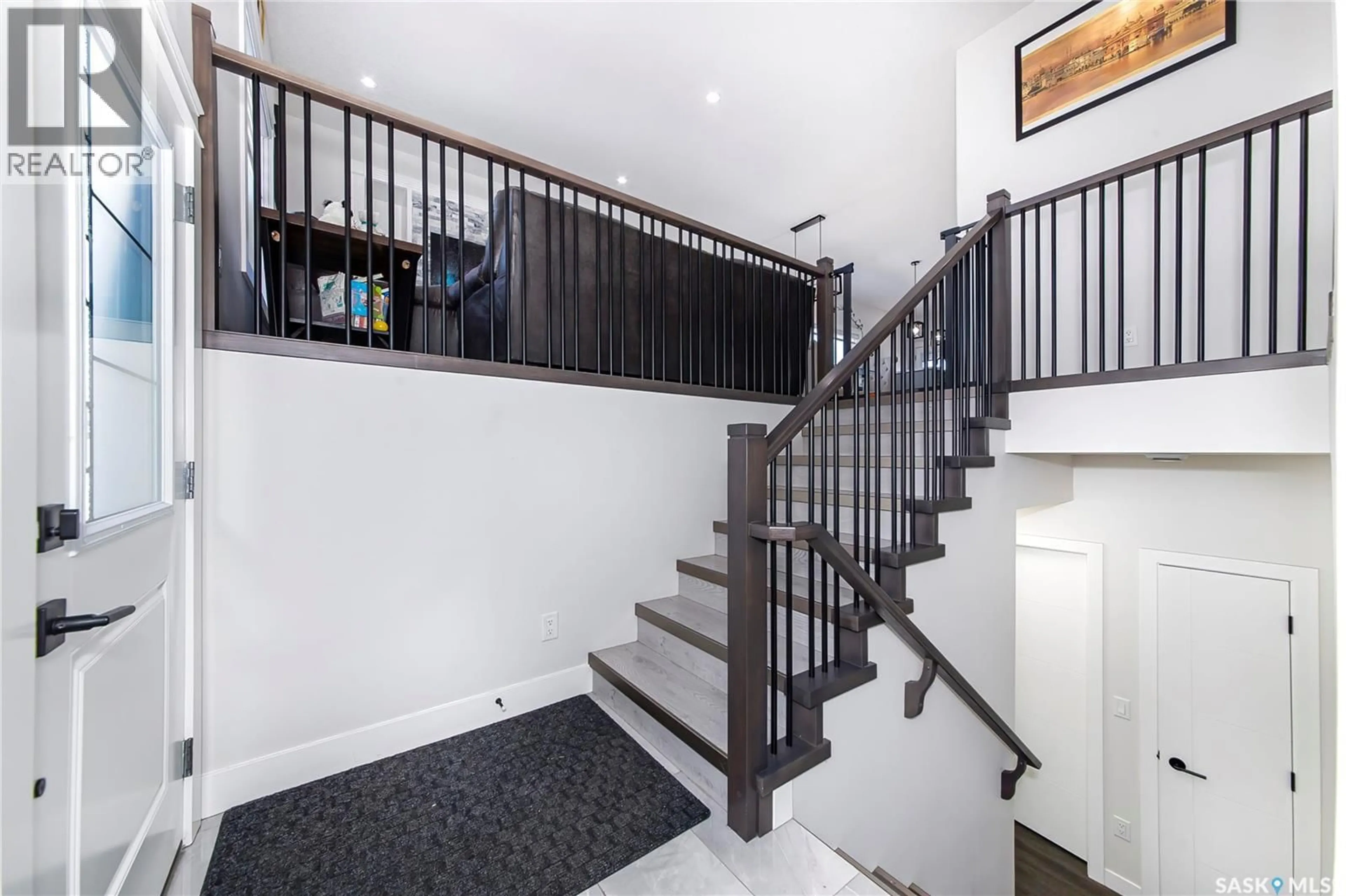 Stairs for 123 MCARTHUR LANE, Saskatoon Saskatchewan S7L6X5