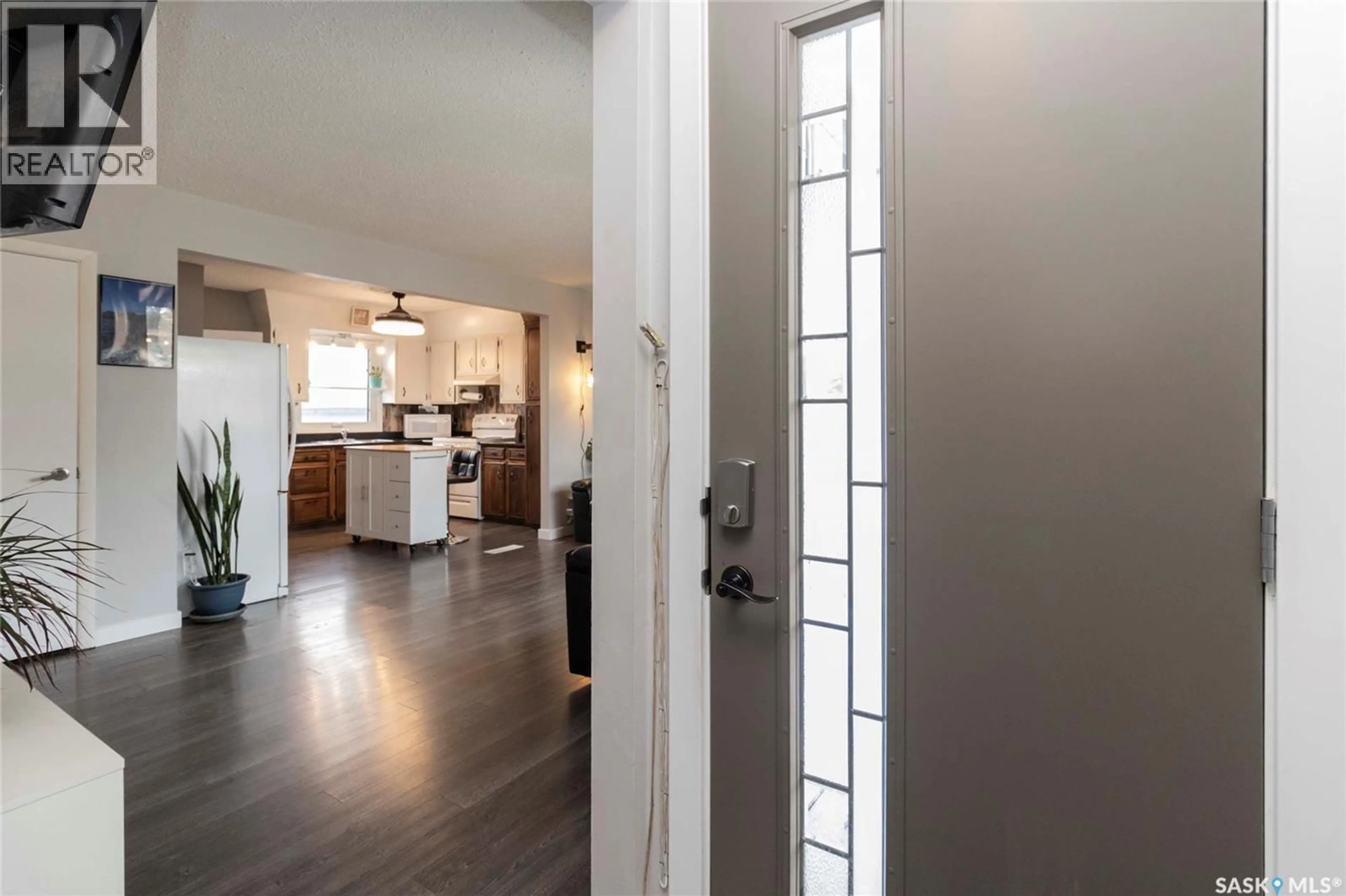 Indoor entryway for 912 P AVENUE, Saskatoon Saskatchewan S7L2W6