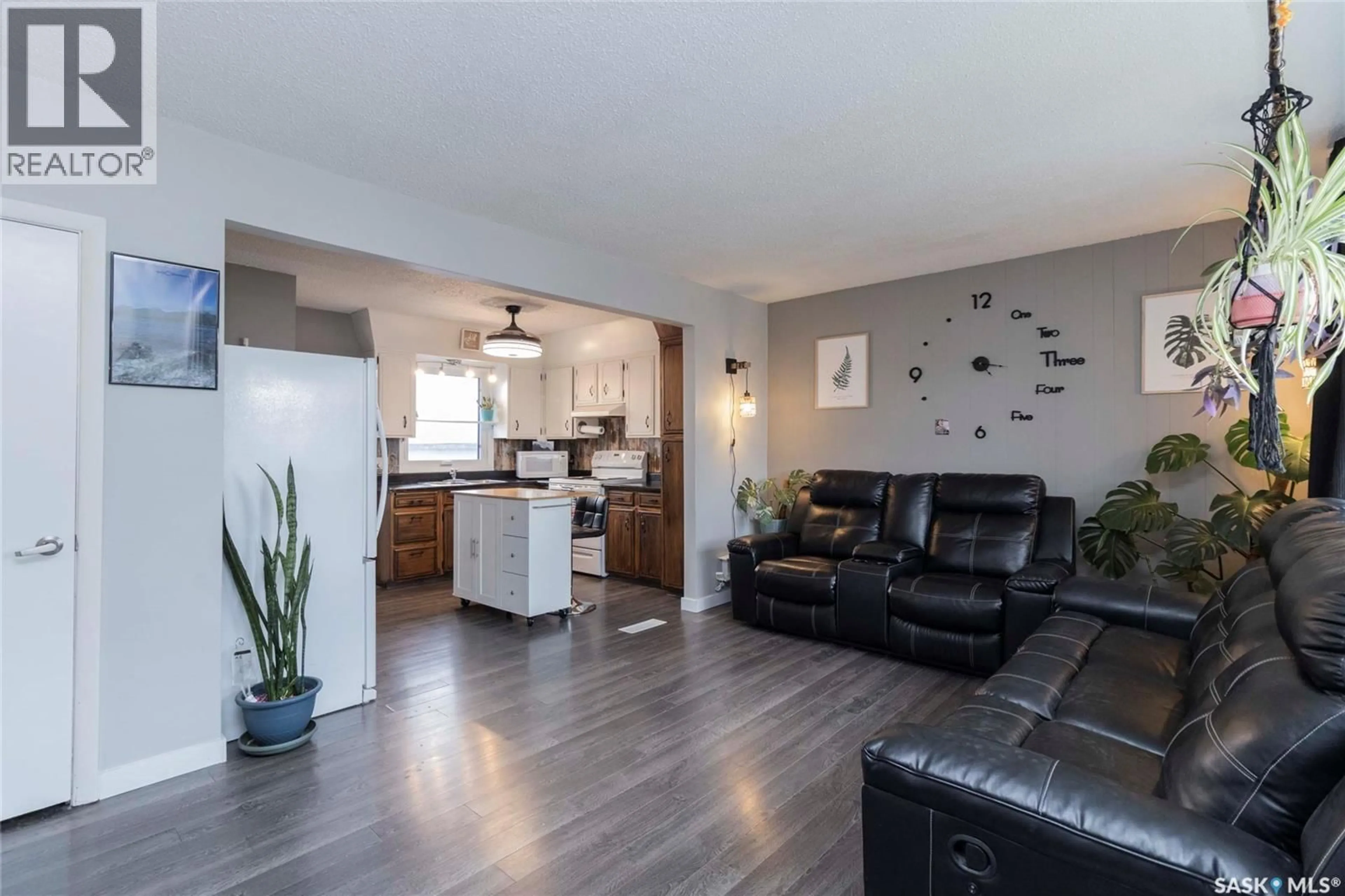 Living room with furniture, unknown for 912 P AVENUE, Saskatoon Saskatchewan S7L2W6