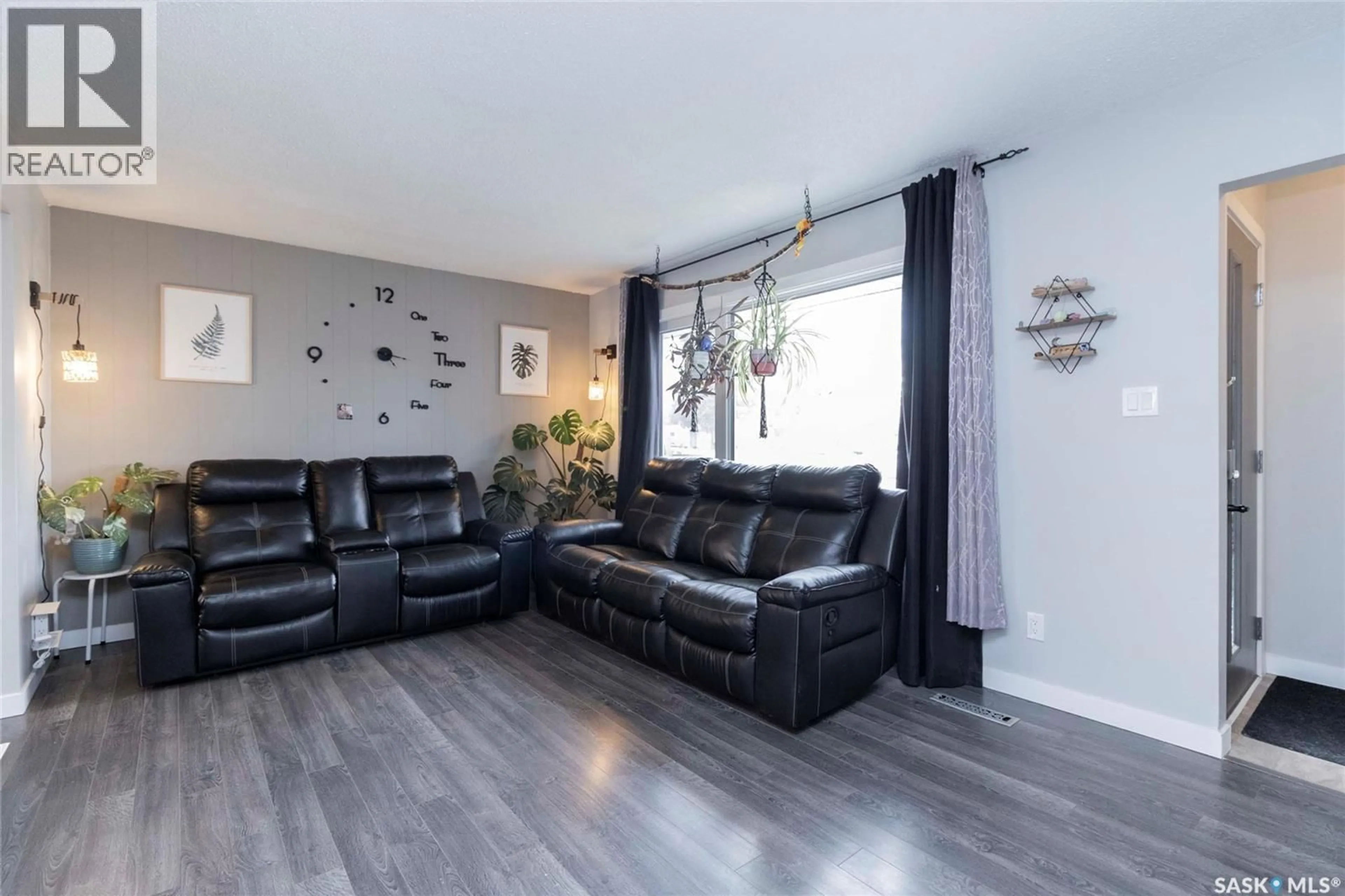 Living room with furniture, wood/laminate floor for 912 P AVENUE, Saskatoon Saskatchewan S7L2W6