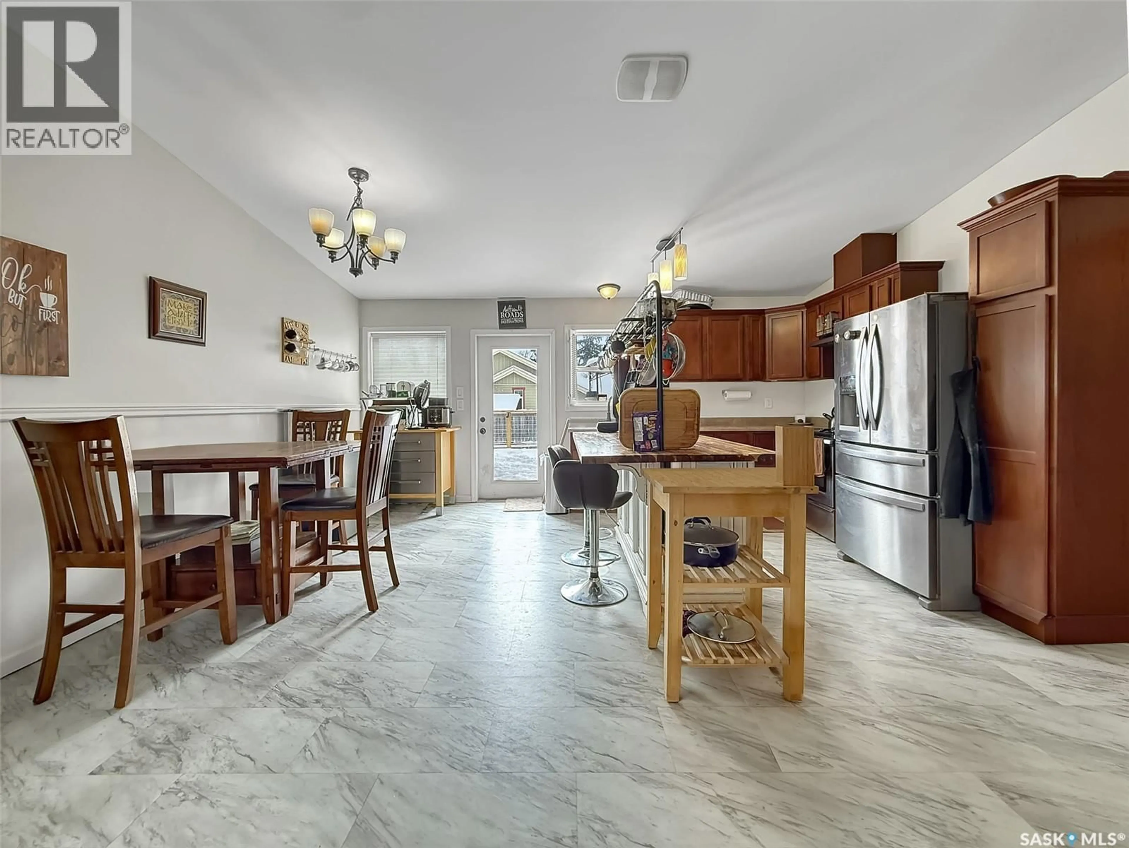 Open concept kitchen, ceramic/tile floor for 808 CHAPLIN STREET, Swift Current Saskatchewan S9H1J5