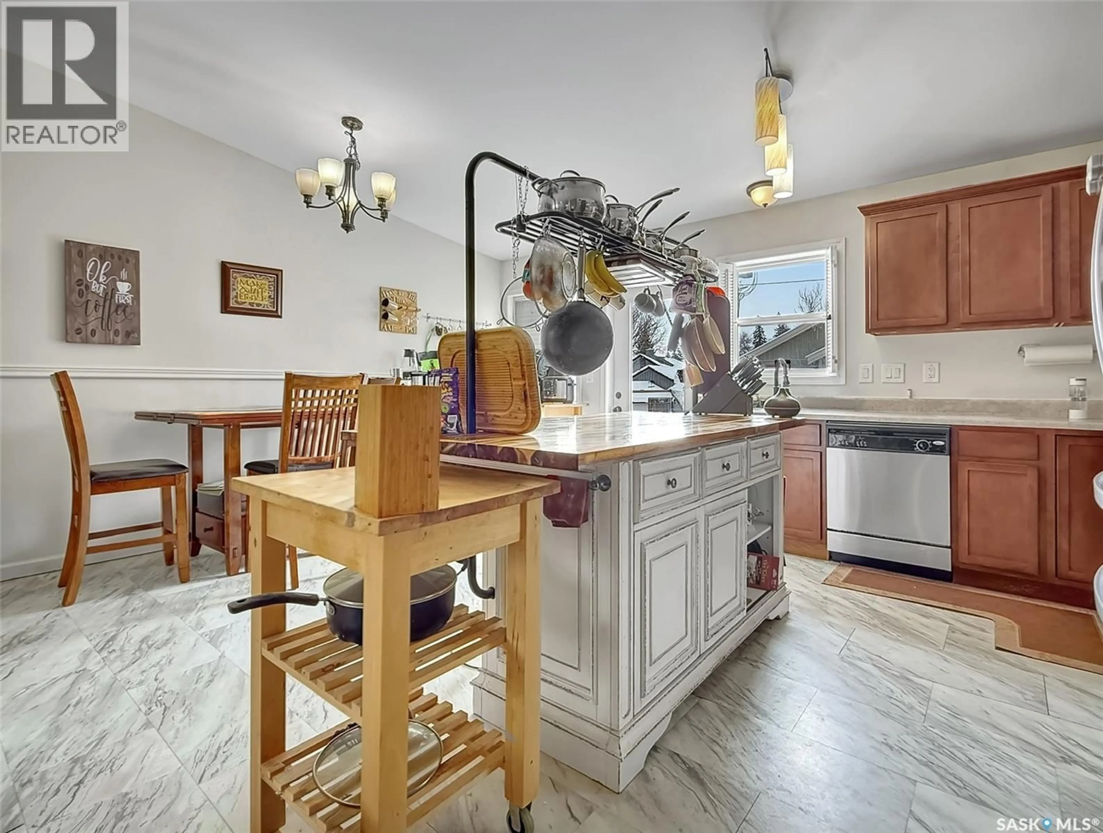 Open concept kitchen, ceramic/tile floor for 808 CHAPLIN STREET, Swift Current Saskatchewan S9H1J5