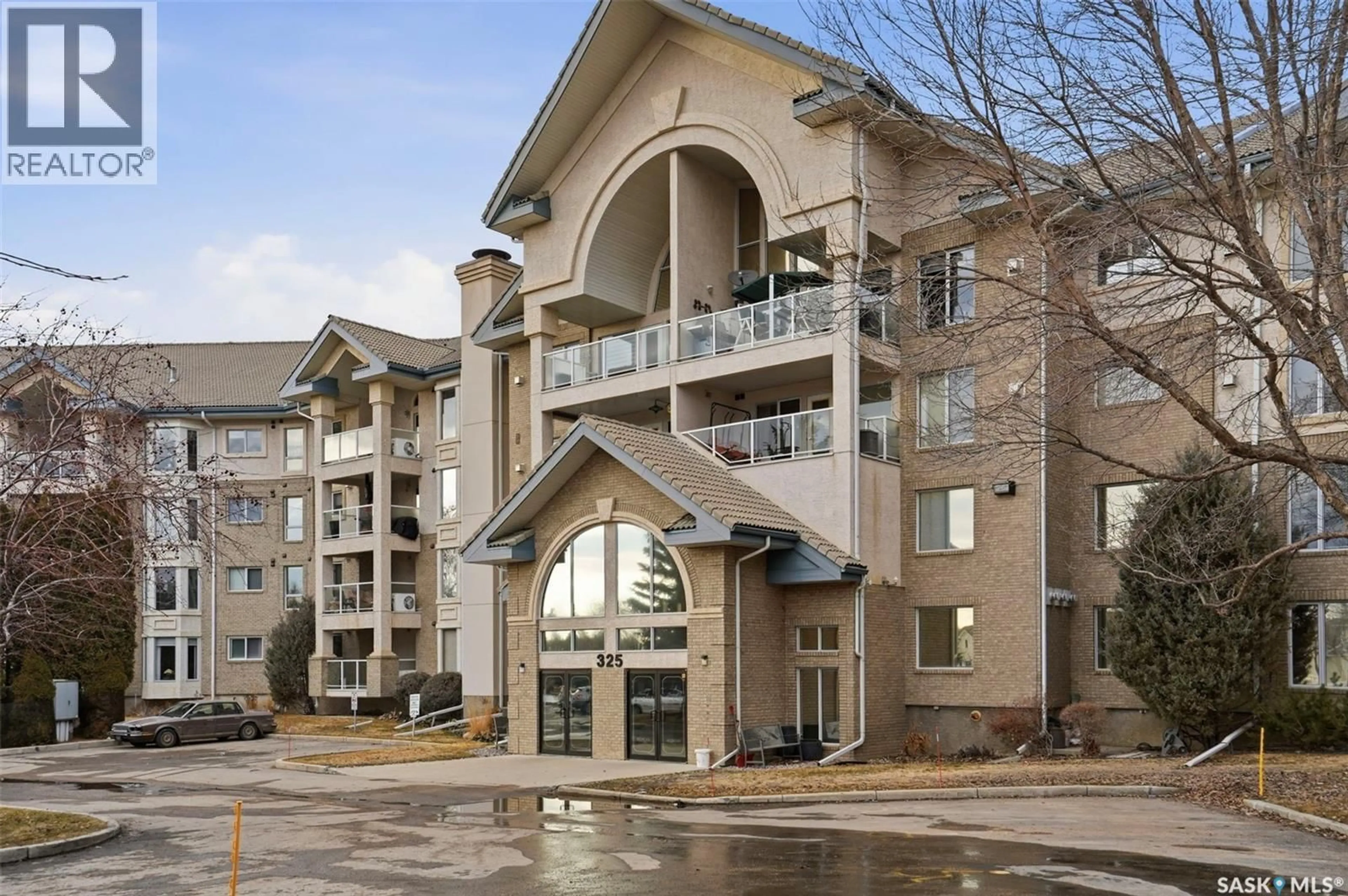 Indoor foyer for 432 325 KEEVIL CRESCENT, Saskatoon Saskatchewan S7N4R8
