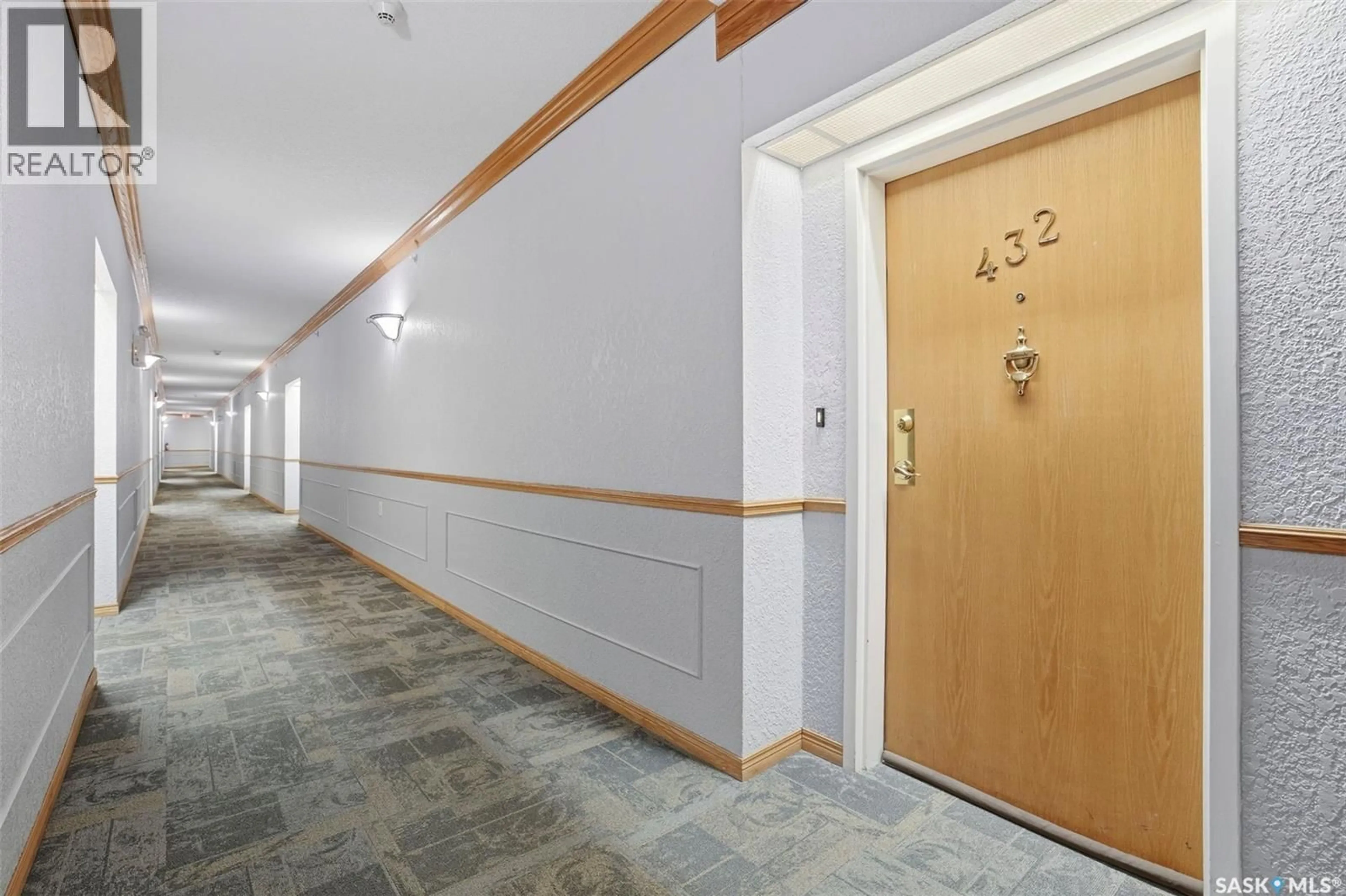 Indoor foyer for 432 325 KEEVIL CRESCENT, Saskatoon Saskatchewan S7N4R8